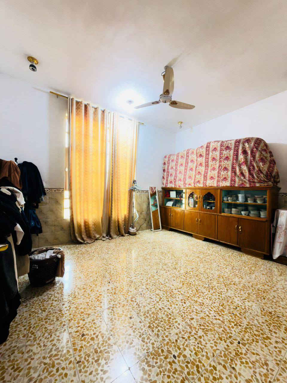 بيت للبيع المساحة 575 متر طابو زراعي سند 25 تحويل مباشر بأسم المشتري بالحياويين موقع مميز على الشارع التبيلط مباشر خدمات كاملة وموقع راقي للسكن من حيث الهدوء والطبيعة الخلابة ✅ 

بناء سنة 2017 اساس بوكس بناء طابوق سقف صب 
#البيت_اساس_رفت_صب_بالكامل ✔️
نظيف جداً وجاهز للسكن ومابيه نقص طابق واحد ☑️
༺༻
#يمنع مراجعة البيت التواصل مع الارقام فقط ☎️   
#بطلب_من_صاحب_البيت ✔️ 
ــــــــــــــــــــــ༺༻ـــــــــــــــــــــــــ 
3 غرف نوم صالـــــــة استقبــــــال 
مطــــــبــــخ حـــار وبـــارد 
مجمع حمامات وصحيات داخلي وخارجي
ارضية كاشي درجة اولى جديد 
مجاري دفن للبيت بالكامل 
مولدة للمنطقة خط ذهبي 
كراج يتسع ل 3 سيارات 
حديقة 
ممر من كل اتجاهات البيت 
شارع تبليط بالباب 

البيت متعوب عليه وبناء ممتاز ✅
ــــــــــــــــــــــــــــــــــــــــــــــــــــــ
السعر 120 وبيه مجال بسيط ☑️ 
ـــــــــــــــــــــــــــــــــــــــــــــــــــــ 
للأستفسار أكثر مراجعة 
#مكتب_محمد_الجبوري لبيع وشراء عقارات القاسم والمقاولات العامة والتصاميم الهندسية 
#المكتب_مجاز_رسمياً والمكاتبات رسميه لضمان حقوقكم ✅ 
#عنوان المكتب شارع الجديدة مقابل مدرسة الزهراء مجاور اسواق نمبر ون  
***********  📲 
***********  📲
