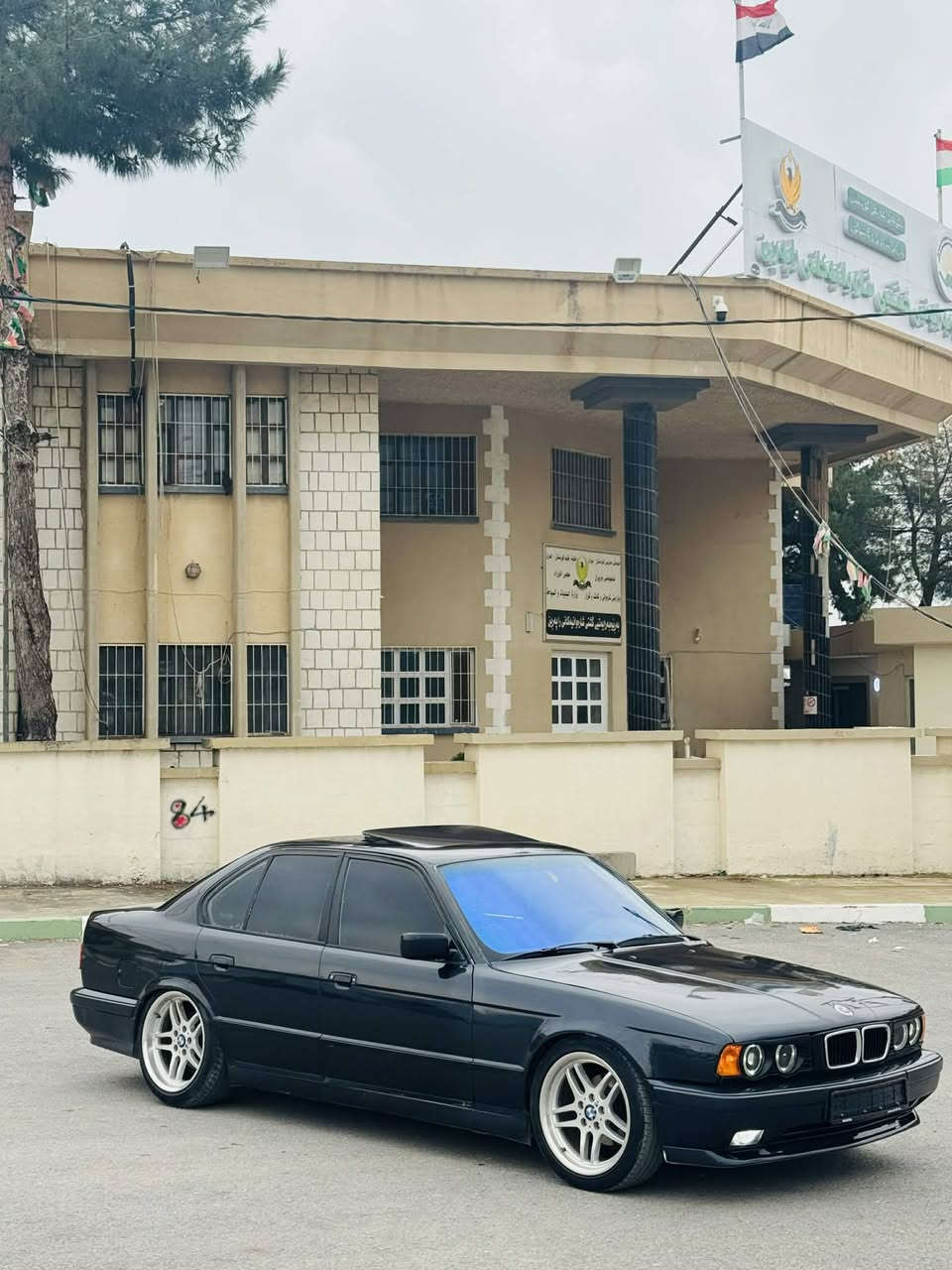 Bmw 1992
سەرەتا بە ناوی خوای گەورە ئەم سەیارە بۆ فرۆشتن
ئارم پلاستیک دهۆک بە شەرت 
مەکینە 520 گێر عادی کوشن جلد و ناو کرێمی
چوار تایە و ویلی 18m ی لەسەرە 
پێش گەورە لایت ئەڵقە 
سڵایت و کارەبای مەزبوتە دوو جام کارەبا 
نمونە لە جوانی لە ڕسم چۆنە لە ڕوبەڕوو جوانترە 
گێڕ و مەکینە و ئەکسل و تەقە و ڕەقە بە شەرت 
نرخ 48 گەڵا و محامەلەی برایانە 
شوێن ڕانیە تکایە موشتەری نی سەرمان مەهێشێنە 
***********
***********
