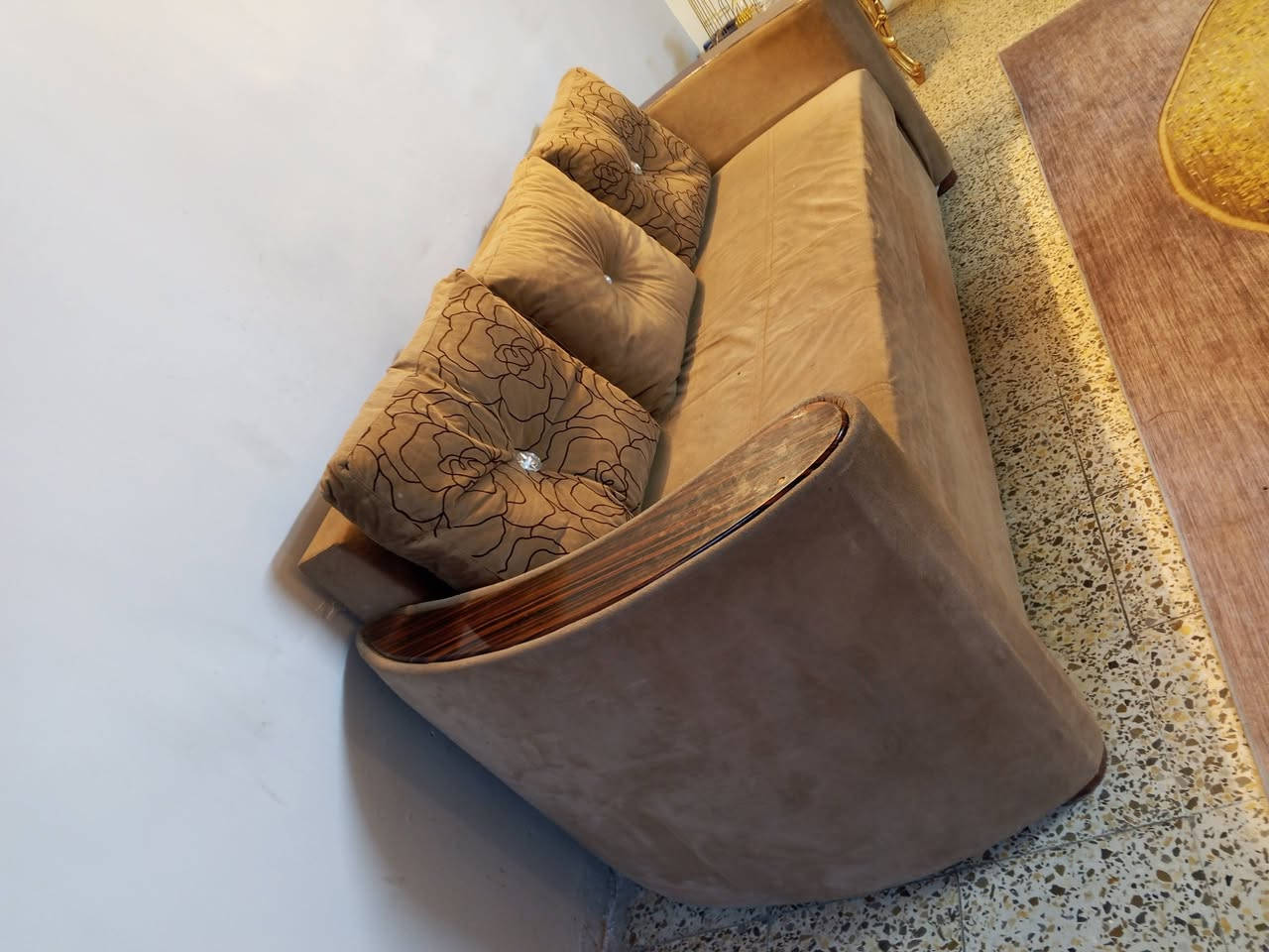 سلام عليكم عندي هذي الغراض للبيع تخم عشر مقاعد  باله تركي ٣٠٠ وبي مجال الكاونتر ١٥٠ وبي مجال  عنوان حي الاعلام
‏‪***********
‏‪***********‬‏
