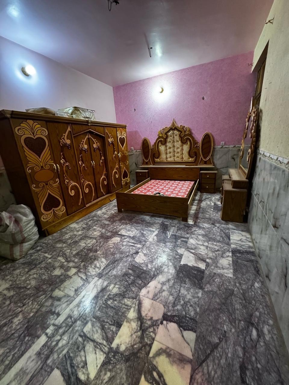 بيت مساحته 200. | 10*20

وجه البيت كله حجر  وبناء البيت 2020 

الطابق الارضي : حديقه خارجيه كراج ياخذ سيارتين.   استقبال وصاله ومطبخ وغرفة نوم. وحمام ومنور عدد 2 وحمام خارجي 

الطابق الاول : 3 غرفه وحده منهن ماستر جبيره وصاله وحمام ومخزن صغير 

الطابق الثاني : غرفه نوم وحده وسطحين

الوقع : الشعب خلف سوك شلال وبصف سوك الصبح صاير افرع عريض عرضه 25 متر.  