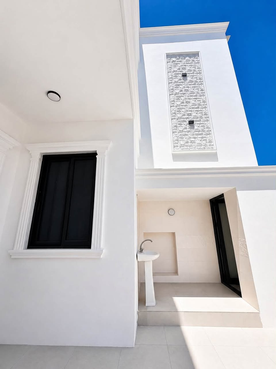 بيت للبيع في شوراو 🏠✨
بيت طابقين بمساحة 100 متر، موقعه حلو بـ شوراو وقريب على الشارع العام.

البيت مرتب وجاهز للسكن، يحتوي على:

✅ كراج سيارة
✅ صالة معيشة
✅ مطبخ حار
✅مطبخ بارد
✅ غرفة نوم بالطابق الأرضي
✅ غرفتين بالطابق الثاني، وحدة منهن سويت
✅ 3 تواليت
✅ 2 حمام

بيت عائلي حلو، تصميمه حديث، إضاءته مرتبة، ومكانه قريب من الخدمات والشارع العام.

للمعاينة والاستفسار راسلونا على الخاص ✅*********** 📞 WhatsApp
