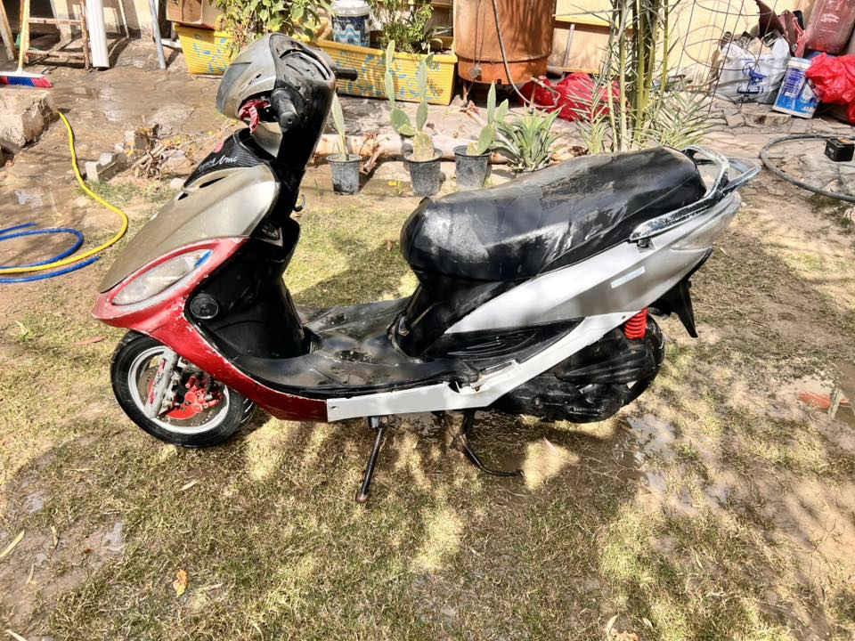 كامكو جي فور السعر 150 شغالة كهربائيات شغالة يرادلها ترتيب بسيط عوزها باتري وكابريتة لان صار مدة قليلة متروكة شوفت عينك الدراجة حلوة سعر. 150 مكاني نجف حي النصر 
***********
