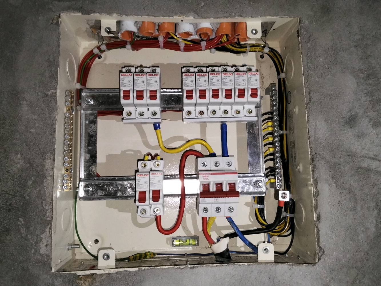 السلام عليكم كهربائي منازل 
وشغل نضيف ودرجة اولى 
وسريع ان شاء الله اتصل وبالخدمة 