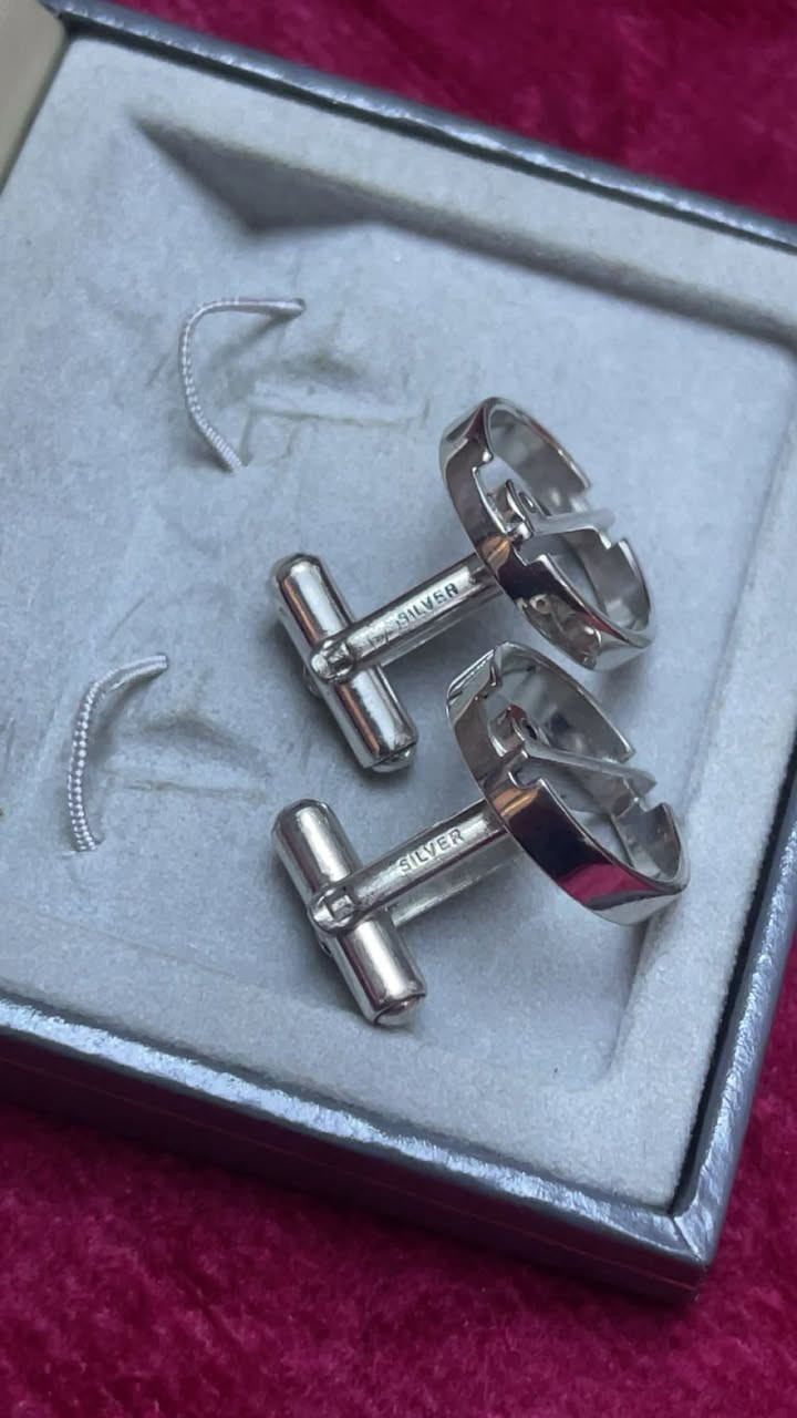 🔹اللهم صل على محمد وال محمد 
🔹كافلنك رجالي ماركة دنهل dunhillفنتج 
🔹(فضة)عيار 925 
🔹بالعلبة الاصلية 
🔹السعر 100 شامل التوصيل


**إذا كنت صاحب هذا الإعلان وتريد حذفه لأي سبب، رجاءا أرسل رسالة إلى الدعم الفني**