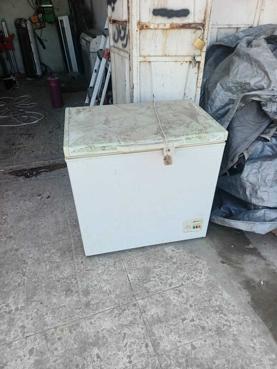 ثلاجه ومجمده نضيفات كلش شرط التبريد مكان ديوانيه ***********
