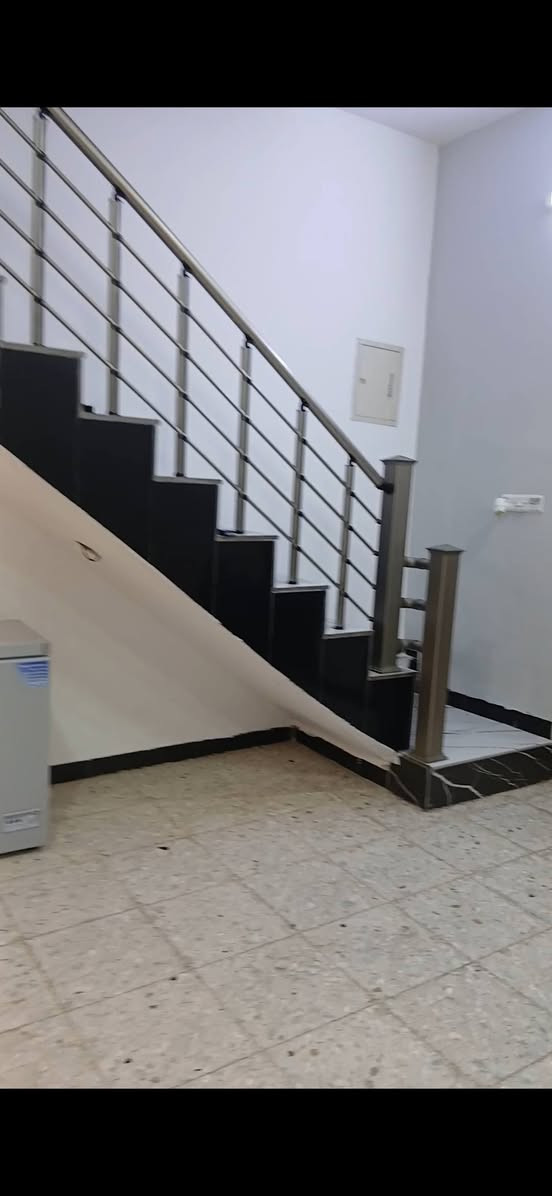 بيت طابق واحد مساحة ١٢٥م منطقة رئاسة الوزراء قرب الرواد من جهة الفرن عن التبليط ٥٠ متر  السعر ١٤٥ للتواصل ***********
