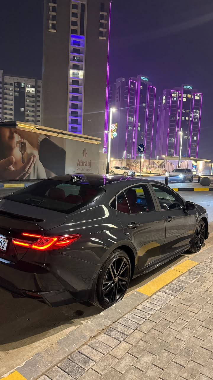 للبيع تويوتا كامري XSE موديل 2025 بحالة ممتازة جداً، سيارة نظيفة وجاهزة للاستخدام بدون أي مصاريف.

🚗 المواصفات:
             فول مواصفات  /  اعلى فئه 
 • محرك (بنزين / هايبرد) اقتصادي وقوي
 • فئة XSE  (شكل وشبك أمامي مميز)
 • شاشة وسطية كبيرة + Apple CarPlay
 • مقاعد جلد رياضية
 • تشغيل ودخول ذكي (بصمة)
 • كاميرا خلفية + حساسات
 • جنوط رياضية أصلية
 • نظام أمان متكامل

📌 الممشى: (4 الاف فقط )
📌 وارد: (أمريكي)
📌 للتواصل :***********
