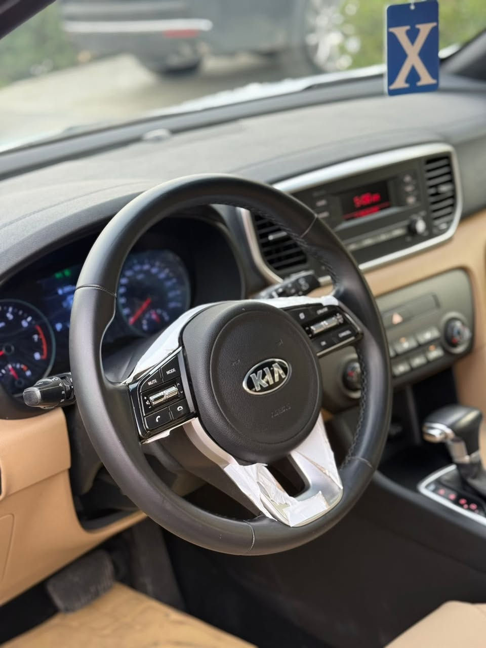 سلام عليكم
كيا سبورتج 2020 بحالة الزيرو جديدة جدا ماشية 15 الف 

مواصفات بيسك 

قطعتين تبريد

mode drive

ويل كبير

مري شفط 

اشاير بلمري

كشنات مخمل وجلد

حساس امامي 

حساس خلفي

مكينة 4 سلندر 2000

السيارة جديدة جدا ومكفولة كفاله عامه من الصبغ والبارد والشخوط والرصعات والنكراش ومن كلشي 

رقم بغداد باسمي هزة وسنوية ورقم ***********
