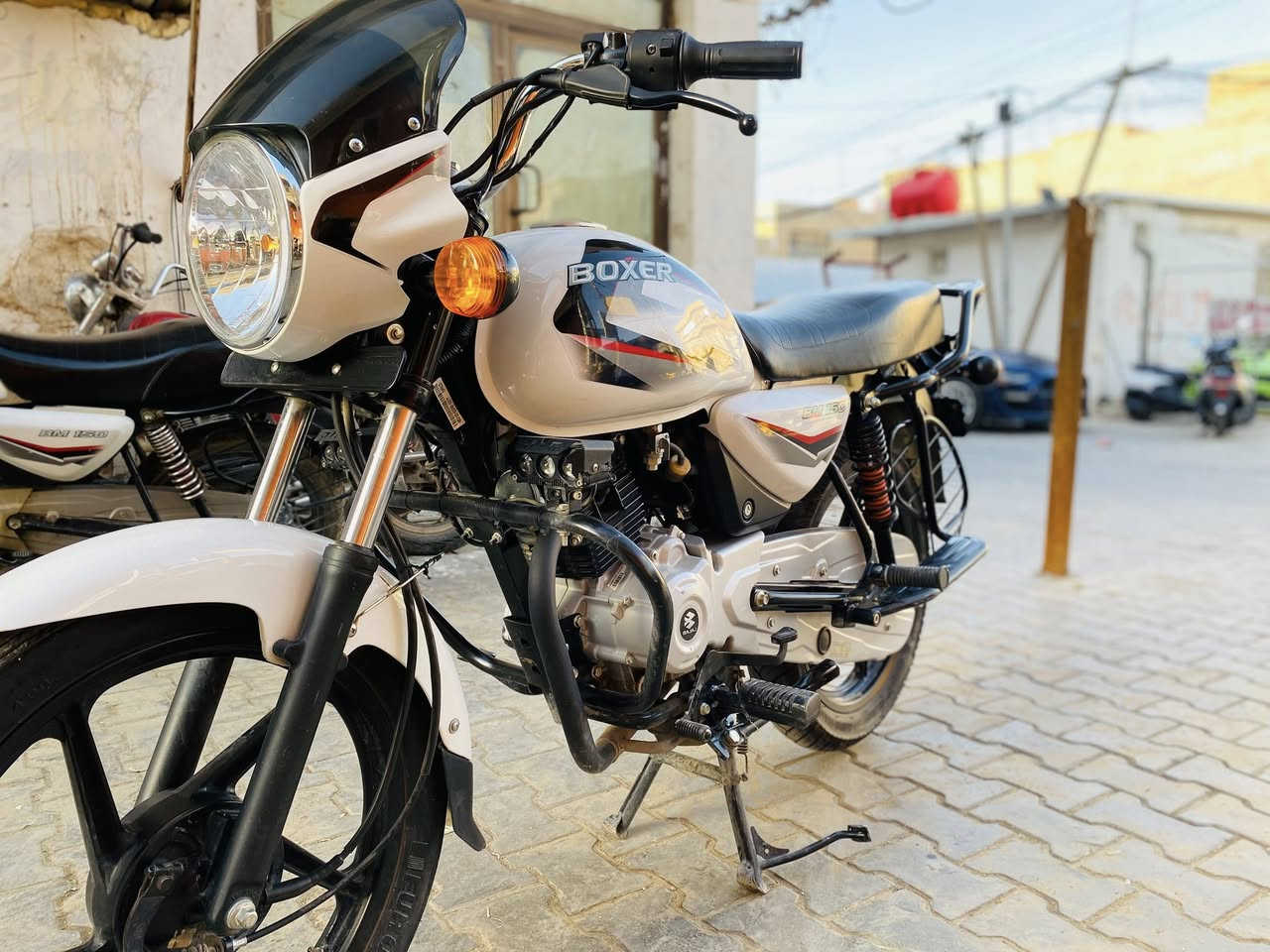 السلام عليكم بوكسر موديل 2023 كفاله عامه 
ماشيه 9 الاف بس دراجه رمبه بعدهي 
للاستفسار ‭0781 556 1415‬
