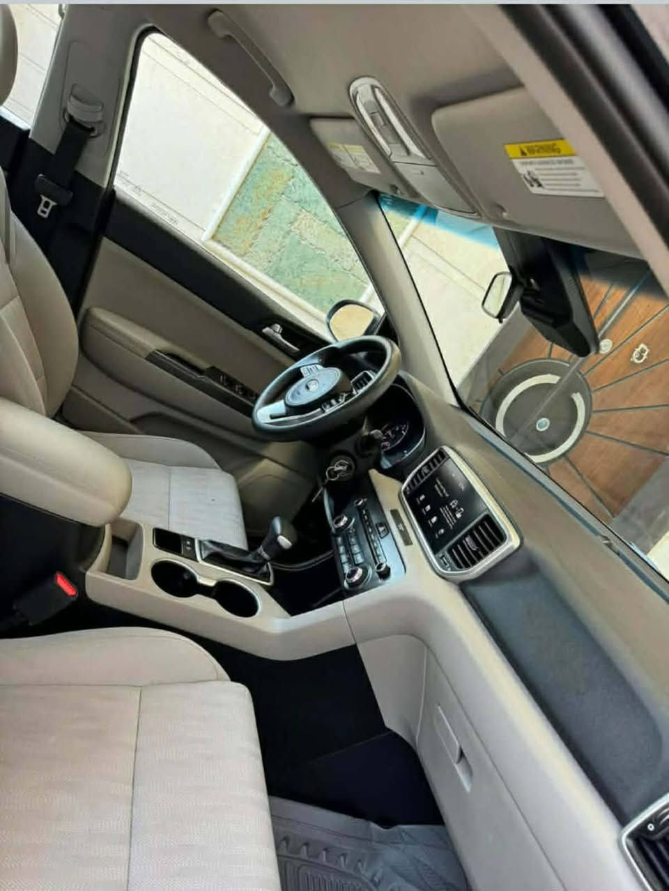 السلام عليكم
سبورتج موديل ٢٠٢٢ للبيع فقط وارد أمريكي حادثها جاملغ  امامي ومبدل بأصلي  ودعامية مبدلة أصلية.
السيارة بدون ايرباك
مواصفاتها LX يعني نص مواصفات (رادار امامي وكاميرا بلاديه وباقي المواصفات معروفة بالسبورتج.
ماشية ٩٥٠٠٠
رقم جديد بغداد باسمي 
وبيها تخم تاير جديد
وبطارية جديدة
صور الحادث  موجودة باصور
السعر الاتصال على الرقم
***********
او  بالواتساب
***********

السعر ١٩٥  قفل
