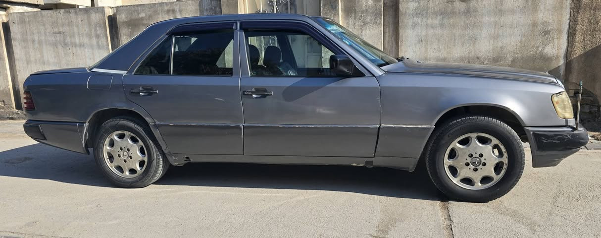مارسيدس 300E موديل 1990 محرك بطه 3000 كير ومكينه نظيفات تبريد شغال سعرها 38 وبيها مجال التواصل خاص او على هذا الرقم ***********
