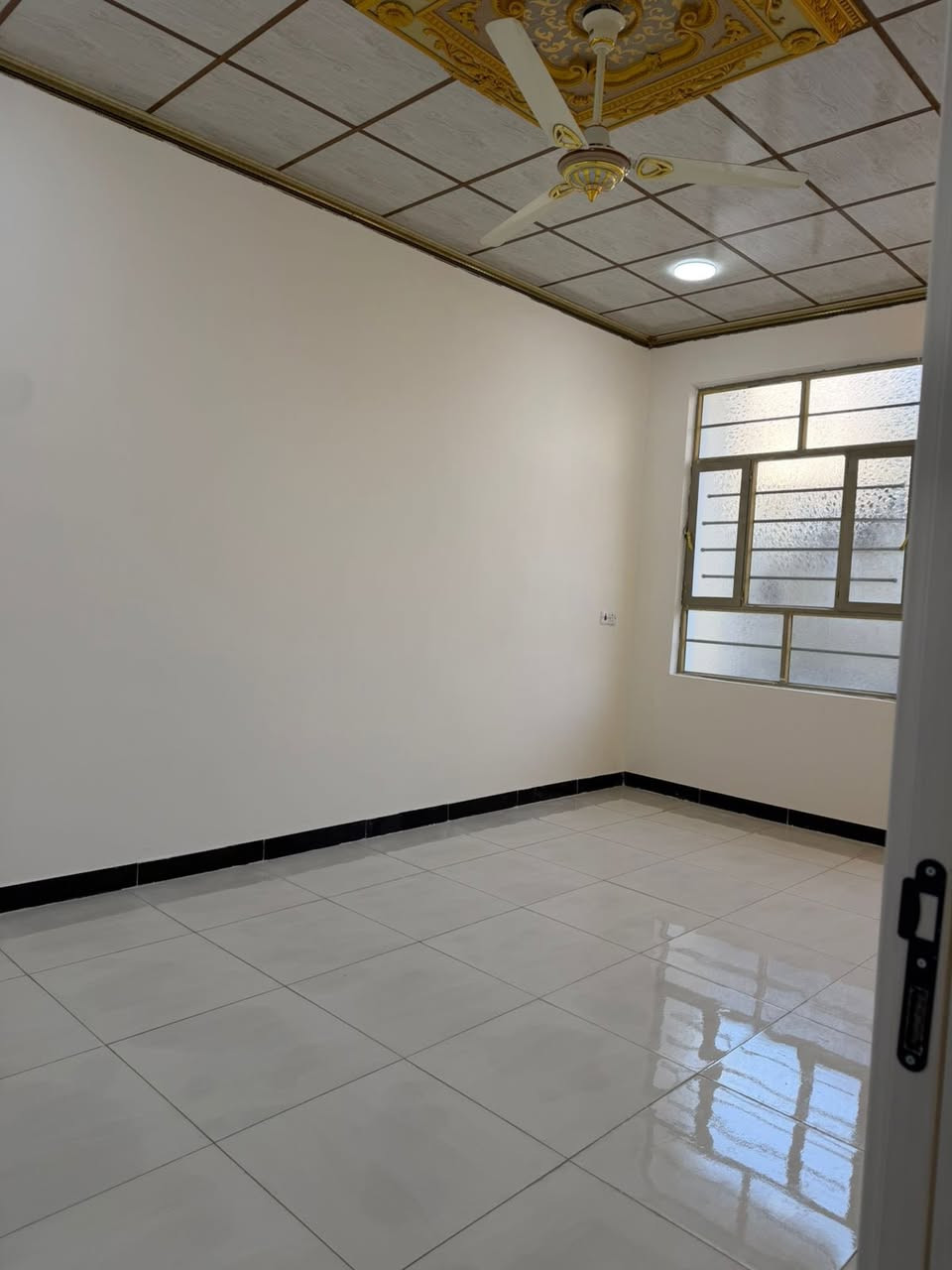 السلام عليكم
دار للبيع 
المساحة 100م طابقين
غرفتين نوم صالة مشتركة مطبخ صحيات
سند 25
كامل خدمات
العنوان ديالى بعقوبة تقاطع القدس دور الزراعة الثالثة
السعر 70 بي مجال بسيط
مراجعة مكتب جبل النور
او الاتصال***********
