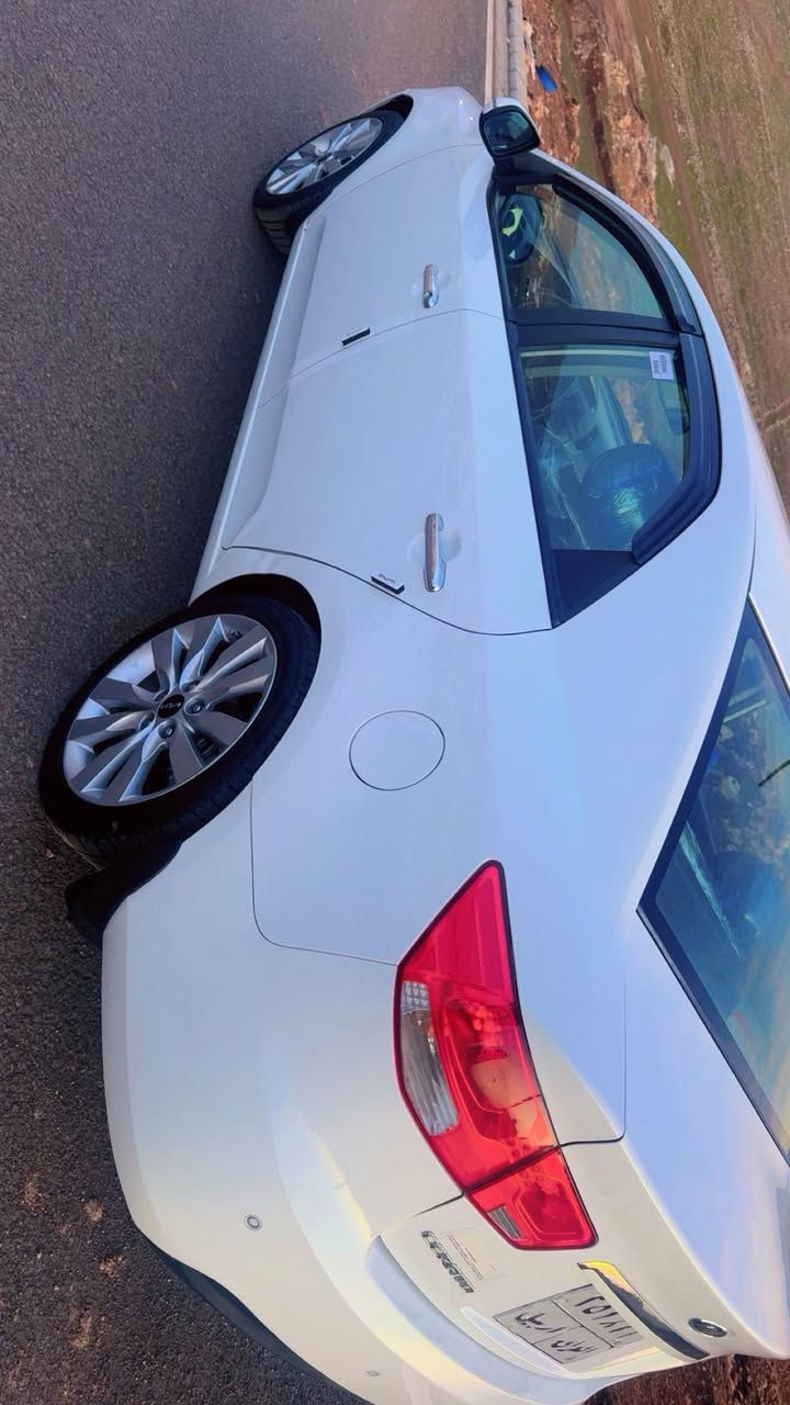 كيا سيراتو موديل 2012ً فول مواصفات عدا البصمه ويل 16ً مري شفط وإشارات بالمري فتحة سقف A-B-Sً سويج شخاطه يدات نيكل  تحكمات استيرن بلوتوث تبريد لمس. شفتات استيرن محرك 1600ًبعد بيها هواي مواصفات السياره بدون صبغ بيها باب السكن الأمامي تعديل على البارد وباب السائق الأمامي تبديل شركه بلادي  كير محر@ك بشرط تدفئه وتبريد شرط السياره رقم أربيل وبسمي تحويل  أو وكاله مباشر السنويه تنتهي نهاية ٢٠٢٧ سعر السياره 114$ً وبيها مجال *********** ًهذا الرقم يحتوي على الواتس أب وفايبر مكان السياره قضاء عقره ولكم جزيل الشكر والتقدير
