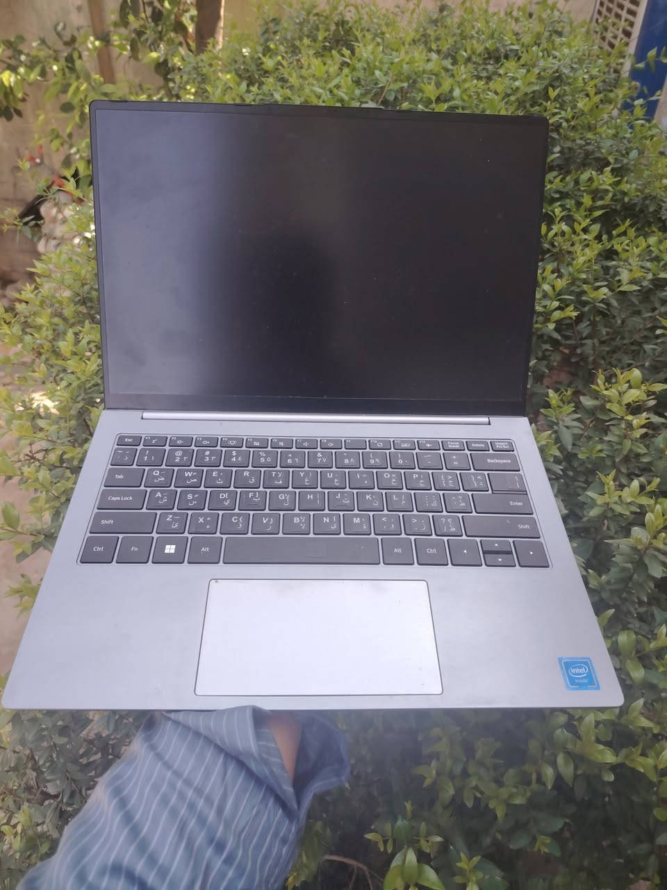 السلام عليكم حسابه لاب توب للبيع نضيفة جدآ السعر 200 الف وبيه مجال.. 
المواصفات الأساسية:
​المعالج (CPU): Intel N100 (جيل حديث يتميز بكفاءة طاقة عالية وأداء جيد للمهام اليومية).
​ذاكرة الوصول العشوائي (RAM): 16 جيجابايت (DDR4).
​سعة التخزين (SSD): 512 جيجابايت من نوع SSD لسرعة التشغيل.
​الشاشة: 14 بوصة، بدقة 1920×1200 (WUXGA) وبأبعاد 16:10، وهناك نسخ تذكر أنها تدعم دقة عالية جداً.
​نظام التشغيل: Windows 11 Home (كما هو موضح في ملصق الجهاز).
​تفاصيل إضافية:
​الهيكل: تصميم معدني خفيف الوزن (Ultrabook).
​الطاقة (Input): يعمل بشاحن 20 فولت بقوة 2250 مللي أمبير (حوالي 45 واط).
​الاتصال: يدعم Dual WiFi (ترددين للواي فاي) وبلوتوث.
​الصوت: مزود بسماعات ستيريو مزدوجة.
​المنافذ: يحتوي عادةً على منافذ USB-C، USB 3.0، ومنفذ سماعات.
​هذا الجهاز مخصص بشكل أساسي للأعمال المكتبية، الدراسة، وتصفح الإنترنت، ويتميز بكونه نحيفاً وسهل التنقل.


**إذا كنت صاحب هذا الإعلان وتريد حذفه لأي سبب، رجاءا أرسل رسالة إلى الدعم الفني**