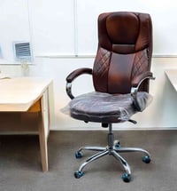 كرسي مكتبي دوار اصلي درجى اولى ويتحمل وزن ل١٢٠ تقريباً دبل مكينه وجرخ ...