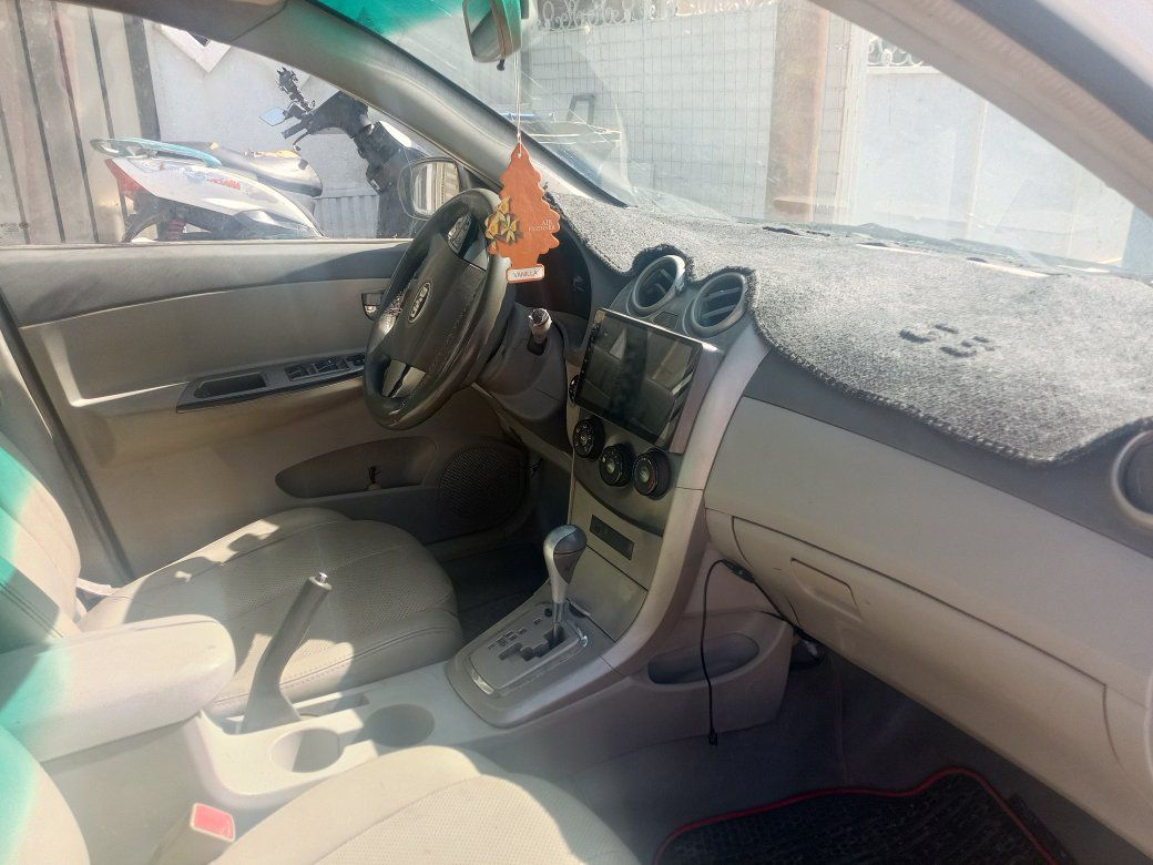 السلام عليكم اخوان
عندي BYD G3 موديل 13 بيضاء
سيارة نظيفه 
محرك وكير كورلا
صدر نظيف باتري جديد تخم تاير جديد 
تبريد شغال بصمة ترحيب شاشة اندرويد
السيارة باسمي السعر 55. وبيها مجال
***********
