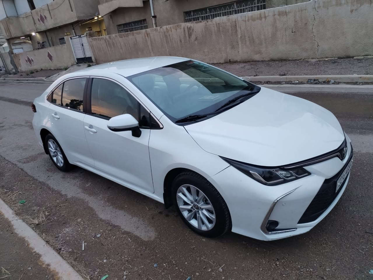 السلام عليكم كورلا 2023 خليجي ساز
موصفاتهة 
بعدهي بضمان الشركة 

محرك 1800 بانزين 

بصمة + دخول ذكي 

نظام ترحيب عند اقتراب 

تبريد قطعتين 

حساس استشعار عن القتراب 

نظام قيادة ( سبورت وعادي ) 

كيجات دجتل شاشة 

حساس امامي و خلفي 

مانع انزلاق 

شاشة حديثة 

مري شفط 

حساس اطار وحساس مطر 

السيارة كفالة عامة من حادث او صبغ عامة بعدهي بوضع شركة  حتى كتلوكات الشركة بعدهي بالضمان 

المكينة والكير عامة من كلشي 

عنواني بغداد حي الخضراء رقمي *********** 
السعر 166
