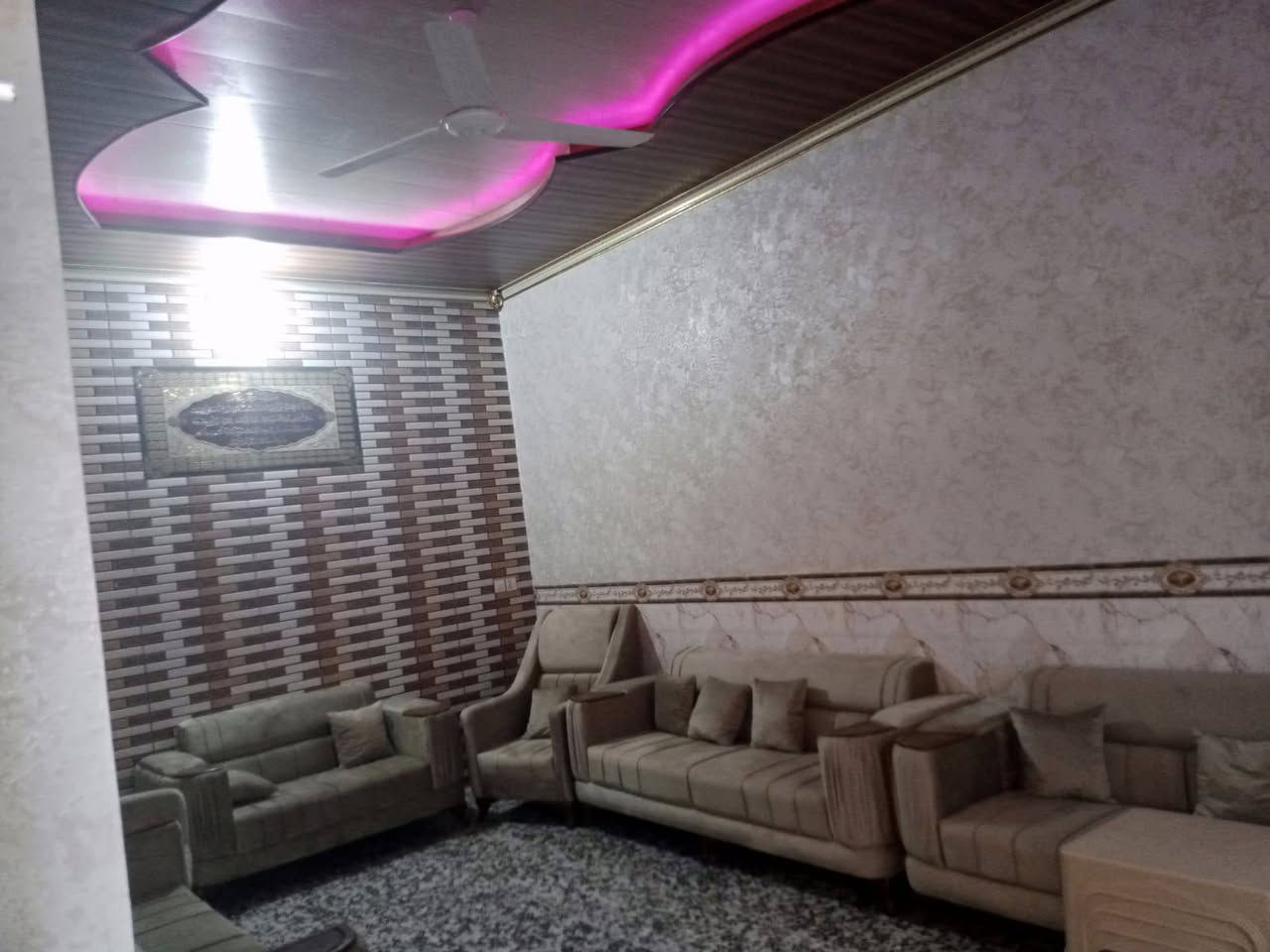 بيت ١٩٠ متر في حي الحسين عليه السلام خلف كراج البلدية للبيع بناء حديث صب مسلح غرفتين مع صالة كبيرة ومطبخ واستقبال البيت سيراميك بالكامل وسقوف ثانوية خسف بسعر مناسب تفاصيل اكثر *********** متوفر واتساب
