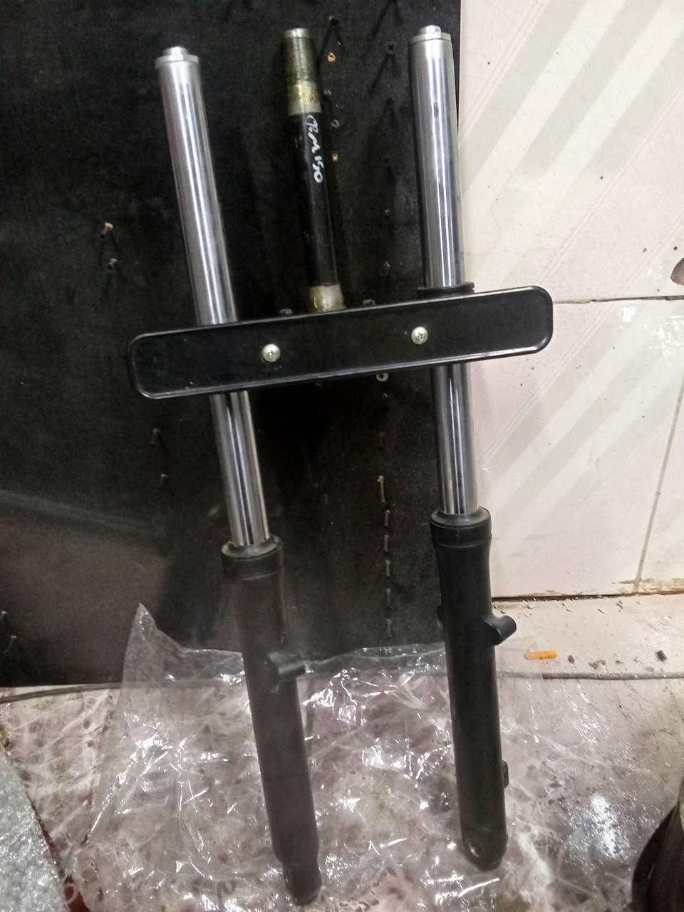 سلام عليكم 
تاير خلفي بوكسر اصلي حجم 300 السعر10 الالف
ويل امامي بوكسر كلاسك اصلي هو وتاير مالته وطبله البريك ب65 الف 
ماشه ودبلات بوكسر كلاسك اصلي 100 الف 
جاملغ امامي بوكسر كلاسك اصلي لون اسود سعره 15 الف 
 العنوان بغداد حي جامعه 
رقم ***********
