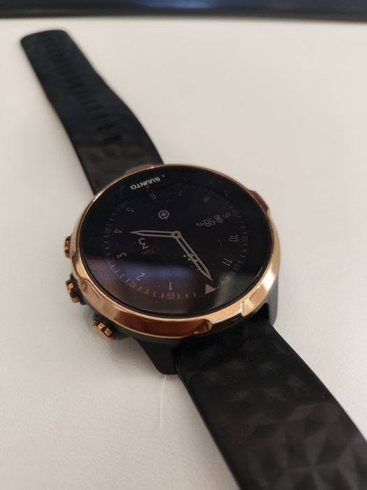 إليك أبرز المواصفات الفنية والتقنية لساعتك Suunto Spartan Sport Wrist HR: [1]
📐 التصميم والأبعاد

الأبعاد: 50 × 50 × 16.8 مم.

الوزن: 74 غرامًا.

مادة الإطار (Bezel): فولاذ مقاوم للصدأ (Stainless Steel).

مادة الزجاج: كريستال معدني (Mineral Crystal).

جسم الساعة: بولي أميد مدعم بالألياف الزجاجية.

الحزام: سيليكون متين ومريح للمعصم. 

🖥️ الشاشة والواجهة

نوع الشاشة: شاشة ملونة تعمل باللمس مخصصة للأنشطة الخارجية.

الدقة: 240 × 240 بكسل.

التحكم: تدعم اللمس بالإضافة إلى 3 أزرار جانبيّة ميكانيكية للتحكم السريع أثناء التمرين. [1, 2]

🔋 أداء البطارية (في أوضاع مختلفة)

الوضع الذكي (اليومي): تدعم تتبع النشاط اليومي وضربات القلب على مدار الساعة.

وضع التدريب مع GPS (أعلى دقة): يصل إلى 8 ساعات.

وضع التدريب الموفر للطاقة (GPS Good): يصل إلى 12 ساعة.

وضع التوفير الأقصى للبطارية: يصل إلى 30 ساعة. [1, 2, 3, 4]

🏃‍♂️ الميزات الرياضية والصحية

المستشعرات الخلفية: مستشعر بصري (Optical HR) من شركة Valencell لقياس نبضات القلب مباشرة من المعصم.

الأنظمة المدعومة: نظام ملاحة وتتبع متطور يعتمد على GPS و GLONASS.

الأنماط الرياضية: تدعم أكثر من 80 وضعًا رياضيًا مختلفًا (مثل الجري، السباحة، ركوب الدراجات، والترياتلون).

مقاومة الماء: مقاومة تامة للماء حتى عمق 100 متر (مناسبة للسباحة والغوص السطحي).

الاتصال: تقنية Bluetooth الذكية لربط الساعة بالهاتف واستقبال الإشعارات وتحديثات النظام

#راسلني خاص وتدلل


**إذا كنت صاحب هذا الإعلان وتريد حذفه لأي سبب، رجاءا أرسل رسالة إلى الدعم الفني**