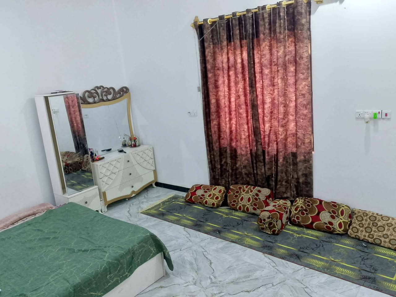 بيت للبيع 
الموقع :الخضر البوريشة 
المساحة:400م 
يتكون من 3غرف بنيان قديم  وغرفه ومطبخ بنيان جديد وبراني وصحيات
للاستفسار ***********

