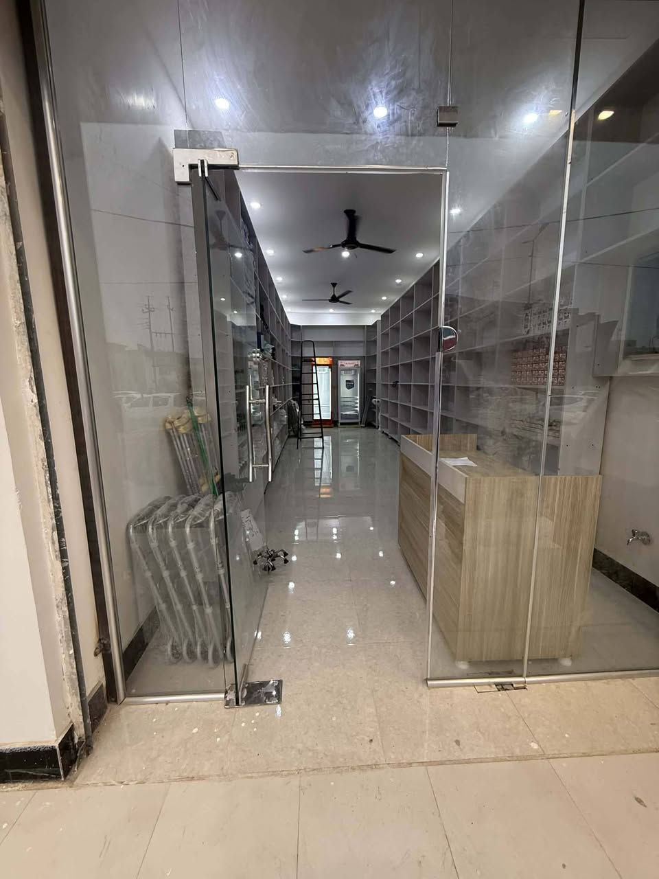 عرض متر طول تلاثه متر ١١٠ الفاترينه الوحده الميز ب٢٥٠ تفصال ثقيل خشب تركي درجه اولى مستخدم اسبوع واحد فقط نصب وفتح‏‪***********‬‏ خاص مامتواجد
