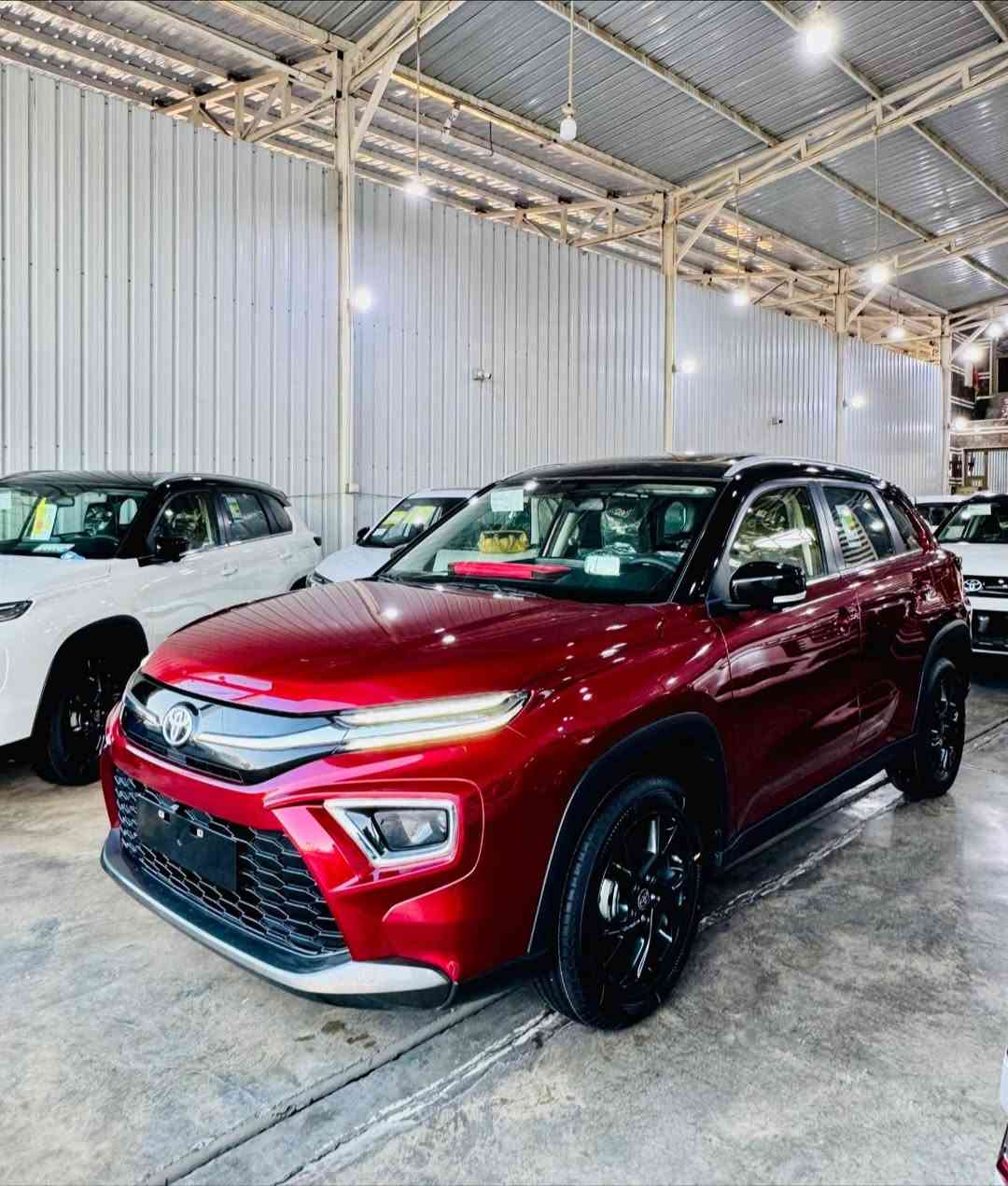 {.♥️🔥مجموعه الملك لتجاره السيارات .🔥♥️.}.    

نقدم لكم افضل العروض المناسبه للزبائن الكرام 

 ✅🔥الاسعار راح تكون نار وتدلال ادللو حبايبنه 🔥✅

        🔥 تويوتا يوربان كروس 2026 فل كامل 🔥
🚗 فئة 1/1 — أعلى مواصفات ام الكامرات 5️⃣

✨ سيارة عائلية اقتصادية بتصميم عصري وفاخرة ✨

🔥✅السياره ضمان 2 سنه و 40.000 كيلو متر   ✅🔥
                     و 8 تبديلات دهن مجانيه 
━━━━━━━━━━━━━━━━━━━
⚙️ المحرك والأداء
• محرك 1.5 لتر Mild Hybrid
• قوة 104 حصان
• ناقل حركة أوتوماتيك 6 سرعات
• نظام دفع أمامي FWD
• صرفية وقود ممتازة داخل المدينة

━━━━━━━━━━━━━━━━━━━
✨ المواصفات الخارجية
• مصابيح LED أمامية مع DRL
• جنوط ألمنيوم 17 إنچ
• سقف بانوراما مزدوج
• مرايا كهربائية قابلة للطي مع إشارات
• كاميرا خلفية + حساسات
• سبويلر خلفي وقضبان سقف

━━━━━━━━━━━━━━━━━━━
🛋️ المواصفات الداخلية
• مقاعد جلد فاخر
• شاشة 9 إنچ + Apple CarPlay & Android Auto
• شاشة عدادات رقمية + Head-Up Display
• شاحن لاسلكي للموبايل
• إضاءة داخلية محيطية (Ambient)
• مكيف أوتوماتيك مزدوج
• نظام صوتي 6 سماعات

━━━━━━━━━━━━━━━━━━━
🛡️ الأمان والسلامة
• وسائد هوائية متعددة
• نظام الثبات الإلكتروني VSC
• ABS مانع انغلاق المكابح
• نظام المساعدة على صعود المرتفعات
• كاميرات 360°
• نظام مراقبة ضغط الإطارات

━━━━━━━━━━━━━━━━━━━
🎯 أبرز المميزات
✔️ اقتصادية بالوقود
✔️ حجم مثالي للمدينة
✔️ تجهيزات فل كامل
✔️ اعتمادية تويوتا المعروفة

━━━━━━━━━━━━━━━━━━━
📍 العنوان: بغداد الكريعات نهاية شارع المعارض

📞 للاستفسار الاتصال على الأرقام:

☎️0772 821 1475

☎️0772 816 0899
