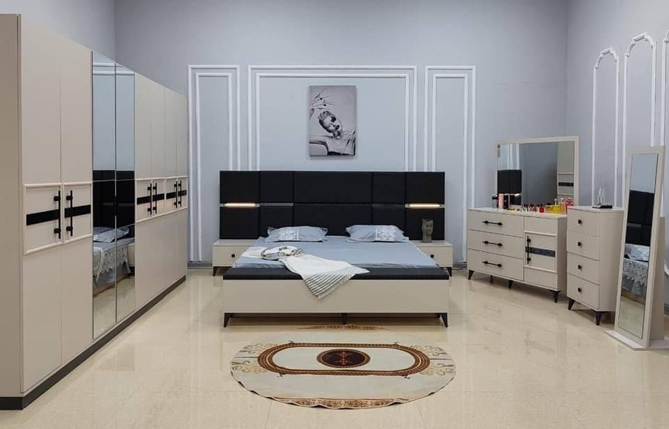 ديل جديد وحصري 10 قطع          
قياس الكنتور + الملحق  320 سم 
✅ السرير مخزن 
✅ الميز تواليت الضخم🥇  
✅ شغل ممتاز 
✅ المصنع الأصلي   
✅ قياسات ضخمه 
السعر 1250.000 الف عراقي فقط 
الشد والنقل مجاناً داخل الموصل 
للاستفسار***********
