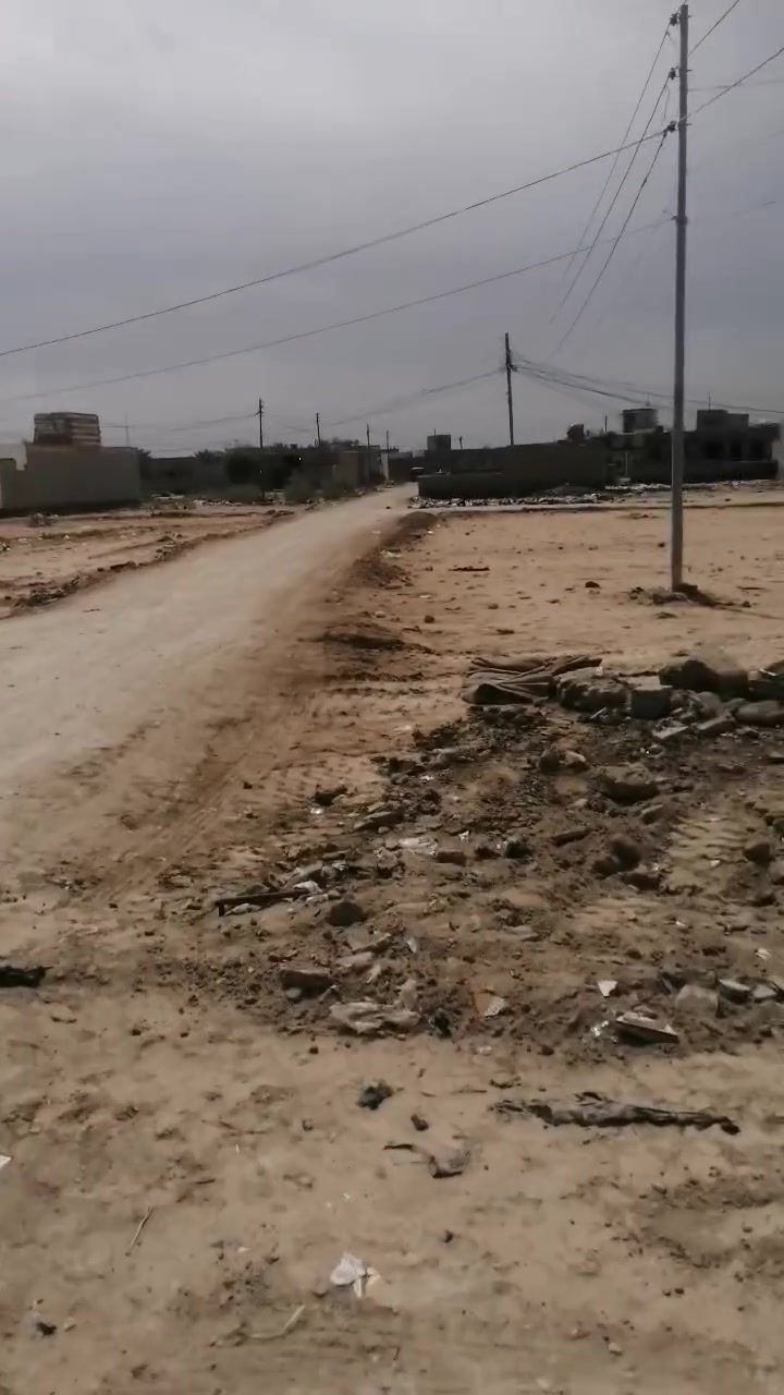 اخوان سلام عليكم بسبب الوعود الكاذبه اعيد انشر يوجد لدينا قطع زراعي سند ٢٥ وايضن توجد قطعه ٤٠٠ متر توجد كافت الخدمات قرب البراز تواصل على الرقم *********** اسعر خاص
