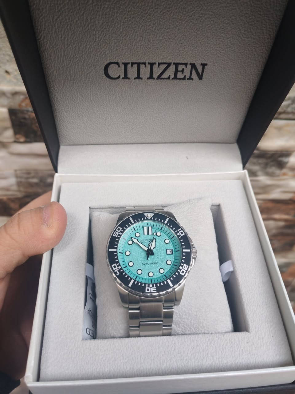 بسمِ الله ، والصَّلاة والسَّلامِ عَلَىٰ رَسُولِ اللهِ  ﷺ.🌿
#مــزاااااد
ساعة #سيتيزن الأصلية ☑️
#البراند_الياباني 🇯🇵 المعروف  ، ساعة ياباني أصلي أوتوماتيك + تكويك، مصنوعة من الفولاذ المقاوم، طوق دوار #مستخدم نظافة جيدة جدا، للرجال😍

⬅️ رتيل الساعة ≈ 300$

يبدأ المزاد من 10$ والرفعة اقل شي 10 $ والسوم بالدولار $

🔸 المزاد #عرض و #سوم و #طلب وأمر البيع طيب بأذن الله تعالىٰ 🤲

#يبدأ من الآن و #ينتهي يوم غدٍ إن شاء الله الساعة الثالثة و 45 دقيقة مساءً

 ☑️ للأعتماد أولاً : أرسال العنوان الكامل ورقم التلفون .

والتوفيق من الله للجميع 🤲

🔴 المواصفات :
▫️موديل ياباني أصلي وكالة رجالي
▫️مكنة أوتوماتيك 21 حجر
▫️مكنة كشف 
▫️مينة تفنى 
▫️طوق دوار
▫️الساعة بالكامل من الفولاذ المقاوم للصدأ / مطلي PVD
▫️مقاوم للماء الماء 100 متر 💦
▫️منفذ تاريخ شهري 
▫️أميال وعلامات مضيئة في الظلام 
▫️القطر 43 ملم

🔹الحاله مستخدم  نظافة جيدة جدا 😍

وتكدرون تبحثون على تفاصيلها أكثر 🌹
 
تأتي مع العلبة الاصلية فقط  .. 

🚖 يوجد توصيل الى جميع محافظات عراقنا الحبيب 🚖


**إذا كنت صاحب هذا الإعلان وتريد حذفه لأي سبب، رجاءا أرسل رسالة إلى الدعم الفني**