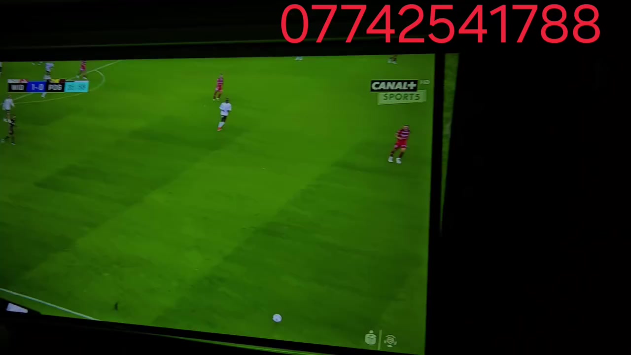 هذا المنتج هو جهاز عرض Yaber Ace K1، وإليك أبرز مواصفاته ومميزاته:
يتميز بسطوع عالٍ يصل إلى 650 ANSI لومن. 

يدعم دقة 1080P FHD مع إمكانية عرض محتوى 4K. 

يحتوي على تقنية التركيز التلقائي وتصحيح الانحراف الذكي لضبط الصورة تلقائياً. 

مزود بـ مكبرات صوت ستيريو بقوة 15 واط ودعم تقنية Wi-Fi 6.


**إذا كنت صاحب هذا الإعلان وتريد حذفه لأي سبب، رجاءا أرسل رسالة إلى الدعم الفني**