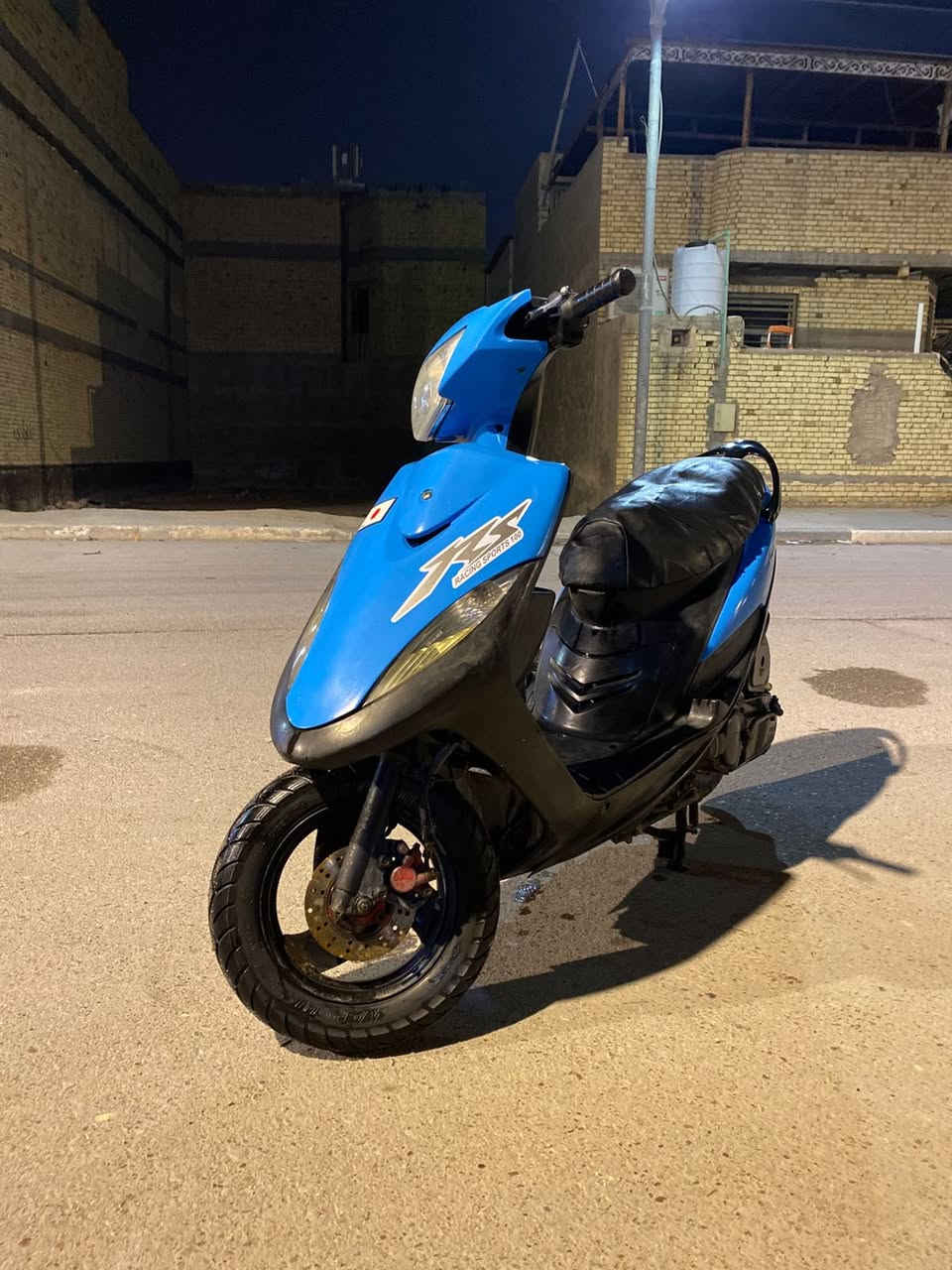 سلام عليكم ماكس عدلة نضيفة بلادية الدراجة كلهة مختمة كفرات وحواضن مكينة ناعمة حلوة السعر ٦٥٠ وبيهة مجال قليل حك الجية
العنوان البصرة 5ميل 
*********** 
متواجد واتساب وشريحه
