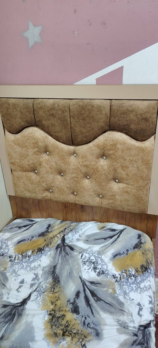 السلام عليكم.  للبيع تخت نفر واحد تركي عدد اثنين
للاتصال ***********
