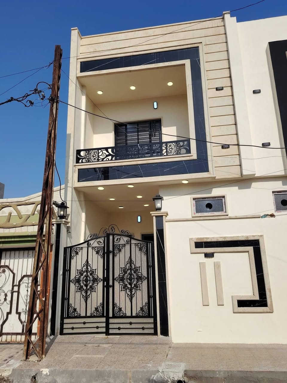 دار للبيع مساحه كل دار 100 متر
موصل حي الانتصار شارع 60 خلف سنتر الانتصار 
كل دار يتكون من 3 غرف نوم 💤 وهولين واستقبال ومطبخ وحمامين خدمات كامله تبليط 
سند طابو الزهور شرط التحويل 👉👉
للسعر والاستفسار الاتصال على الارقام التالية 
او عن طريق الواتساب 
*********** واتساب ابو حيدر… 
*********** واتساب ابو مصطفى @الجميع
