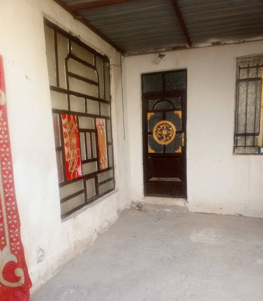 بيت رقم مساحة 200  حي الصدرين قرب مؤسسة العين البيت دربونة عرضها مترين. استفسار اكثر الاتصال على رقم. ***********  المو شراي لايتصل
