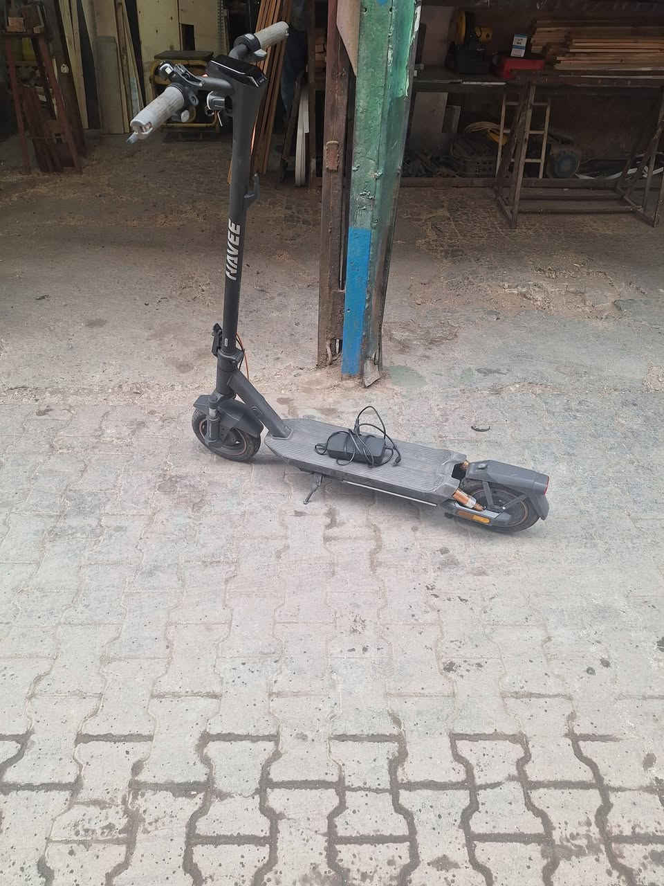 السلام عليكم سكوتر نافي الماني للبيع جديد مستعمل قليل كلش شحن يكفي 40 كيلو متر سعر 250 مكاني بغداد  الشورجة قنبر علي رقم ***********
