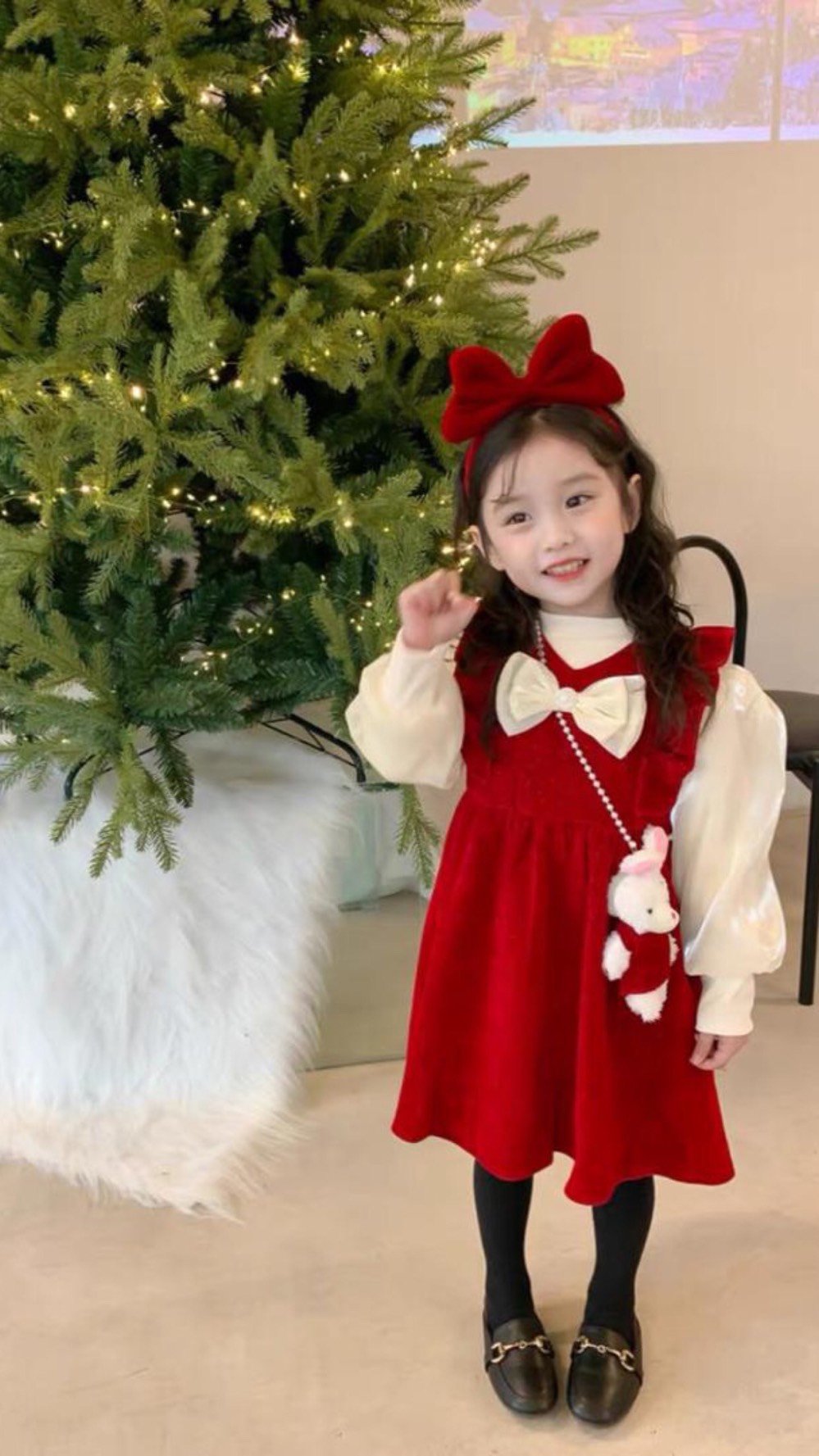 ملابس أطفال مميزة وعصرية باللون الأحمر مثالية للمناسبات العائلية. تتضمن قطع مختلفة من التنانير والجاكيتات مع لمسات أنيقة وزخارف لؤلؤ. تناسب الأعياد والمناسبات وتضفي لمسة راقية للأطفال. توفر مزيج مثالي من الأناقة والراحة.