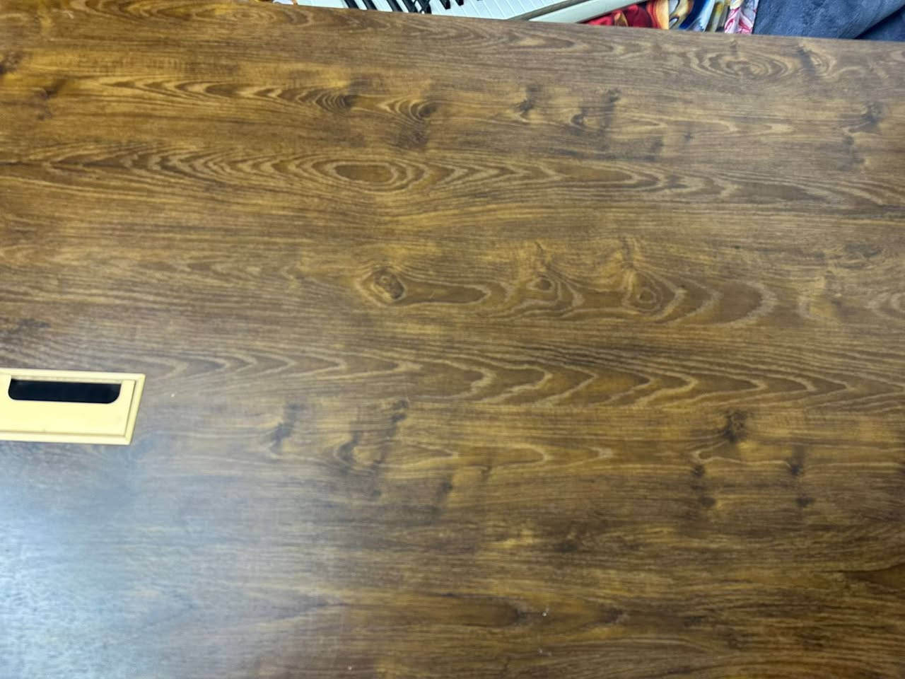 السلام عليكم ميز مال مكتب يصير ال كلشي مال عرض يعني تعرض عليه  أشياء وتبيع ميز جديد بعده بل جيس ستوني مشتريه واريد ابيعه ٣٥٠ وبيه مجال وخادم عنوان حي اور ***********
