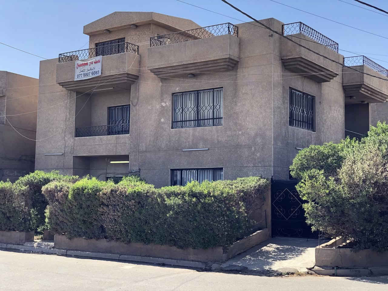 سلام عليكم دار سكن البيع الموقع حي الاعلام مقابيل البدالة اادار ركن مساحة الدار 212 متر مع تشجير تابع للبيت مساحة 180متر البيت يحتوي على 4 غرف هول كبير مطبخ كبير حواي خدمات للاستفسار على الرقم ***********
