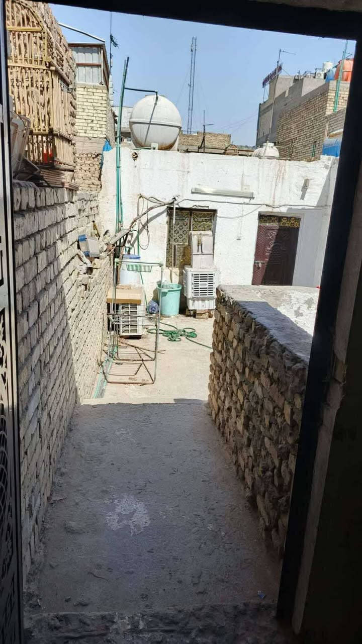 نص قطعة ٧٢ متر فس مدينة الصدر قطاع ١٧ قرب الساحه طابق ونص 
الطابق الاول صاله ومطبخ وغرفة نوم وصحيات 
الطابق الثاني بيتونه وغرفة نوم ترميم عام ٢٠٢٣ 
البيت باسمي تحويل مباشر 
السعر ١١٥ وبي مجال 
للاستفسار  *********** متوفر واتس اب بغداد, العراق
