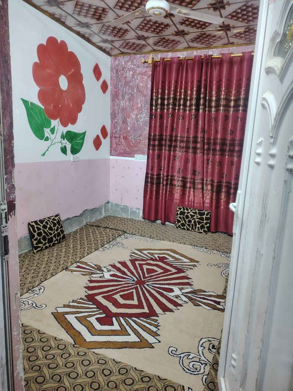 سلام عليكم ورحمة الله للبيع في حي دار السلام قبل دخوليه العلم منطقه حلوه وهادئه
مشتملات ثنين واجهة وحده 
يتكون الواحد من غرفتين وصاله مطبخ صحيات داخل خارج
استغبال خدمات ماء اساله معا مشروع كهرباء مولد وطني
بلديه مدرسه كلها متوفره 
بناء جديد تصميم طابقين 
السعر مناسب جدا 32 وبيها مجال للطيبين 
رقم الهاتف ***********
