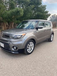 كيا صول2019 لون رمادي  ثلاث انواع قياده  1.ايكو 2.سبورت 3.عادي  حادثها...