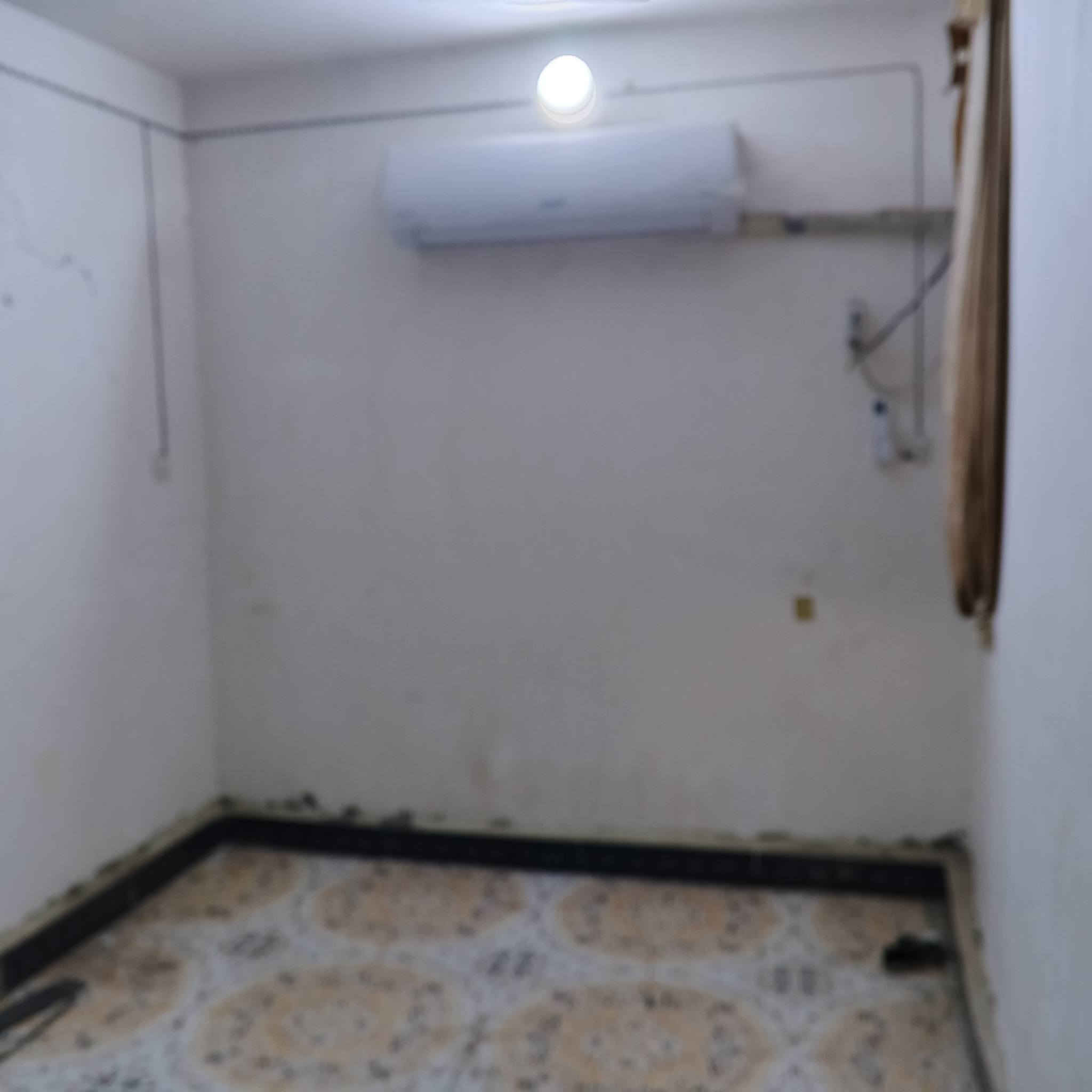 يوجد لدينا دار سكن .للبيع رقم العقار110/16718 مساحه 130طابقين بناء قديم طابو صرف  ركن وجه واحد التظحيه شارع العياده قبل الاسداره الثانية على اليمين ثاني بيت عن الحديقه شوارع تبليط وكافه الخدمات موفره. البيت فارغ حاليا *********** السعر ١٢٠مليون مع المجال
