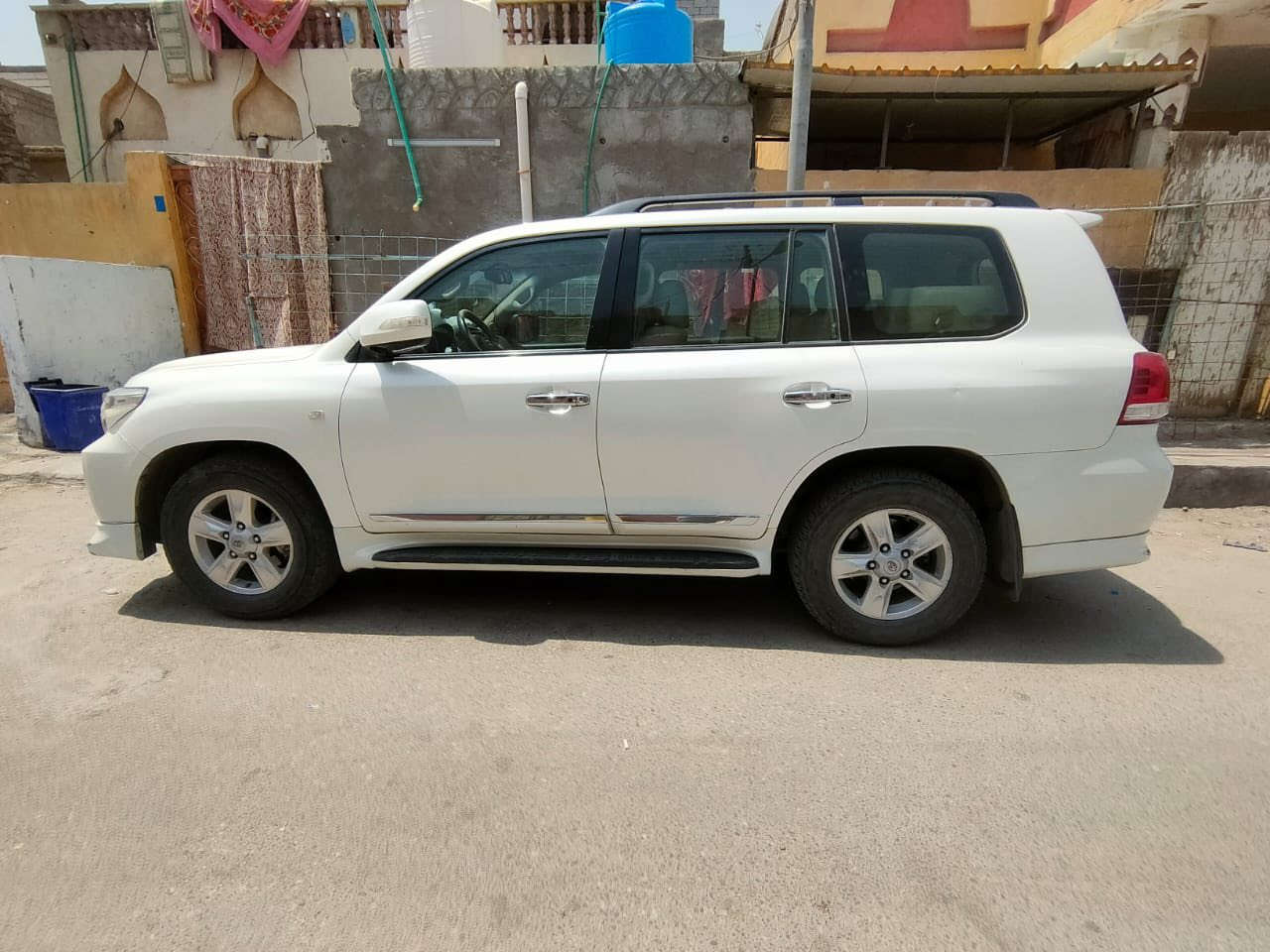 سلام عليكم لاندكروزر 2010 فول موصفات 8سلندر كفاله عام من الصبغ رقم كربلاء مميزه ماكان السياره البصرة هاتف ***********
