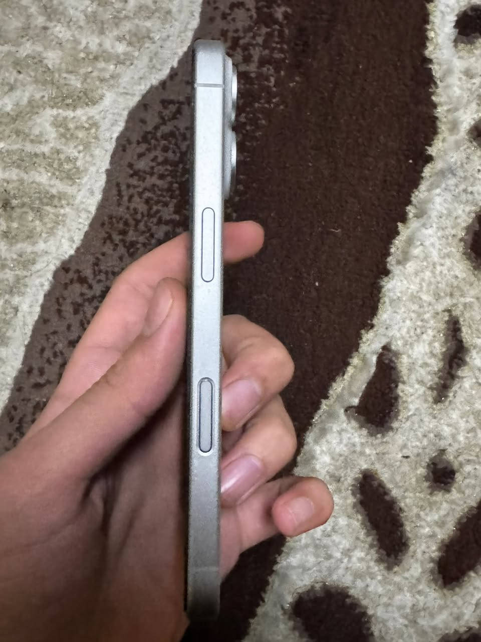 السلام عليكم 

16 عادي
لون ابيض SIM+esim بطاريه 100 عدد الدورات 109 نظيف جداً كارتون وملحقات كامله بعده بداخل الضمان ينتهي بشهر العاشر 
128g 
السعر 850 او مراوس ب17 عادي
*********** واتساب 
مكان السليمانيه
