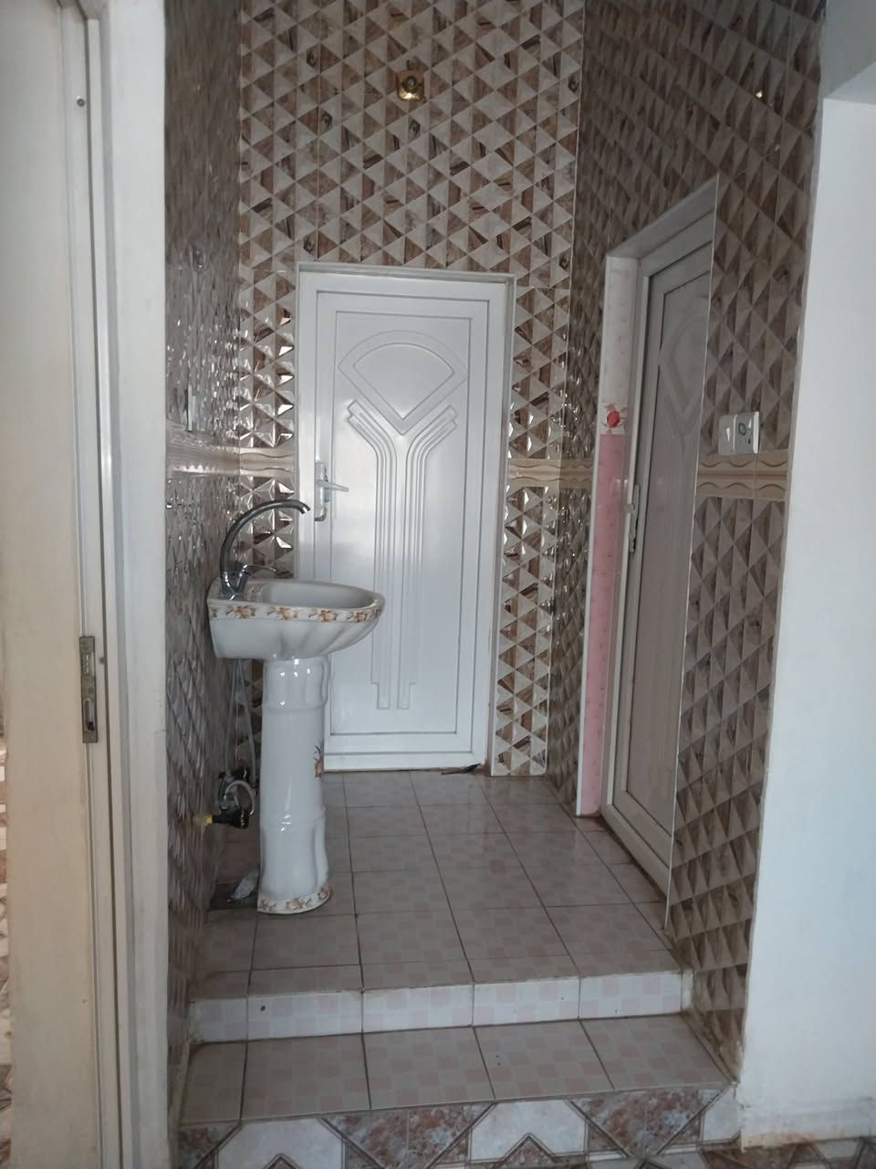 بنات عندي شقه طابق ثاني بزهور خلف منتزه زيونه مكونه من غرفتين نوم ومطبخ وصاله وصحيات للستفسار ع رقم ***********
