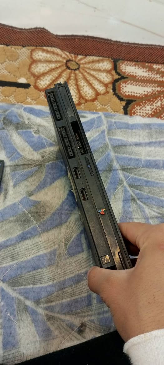 السلام عليكم بلي تو للبيع السعر 35 الف قفل نضيف كامل هوه او ملحقاته او مروس ببلي 3 او فور ونطي فرق العنون تقاطع النهروان ***********
