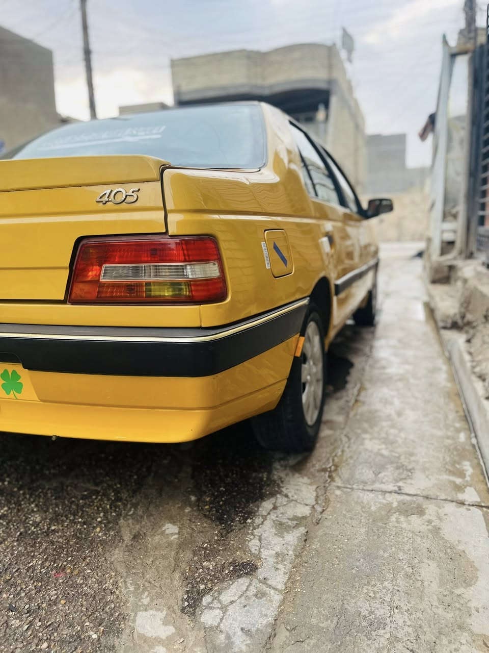 السلام عليكم بيجو لميس 2015 كير مكينه مكفولات السيارة لا تبخير لا تنقيص جاهزه من كلشي تبريد شغال بيها جاملغ السايق مبدل بدون دواخل وهلالات معمره غيرهن ماكو قطره خياس مابيها شاشة فول كار بلي 
تخم تاير عليها هيئة 100 الف بس السيارة سنوية صارلها شهر من سقطت عارضها 45 وبيها مجال للشراي عنواني العبيدي شارع معمل الغاز *********** متوفر واتساب واتصال
