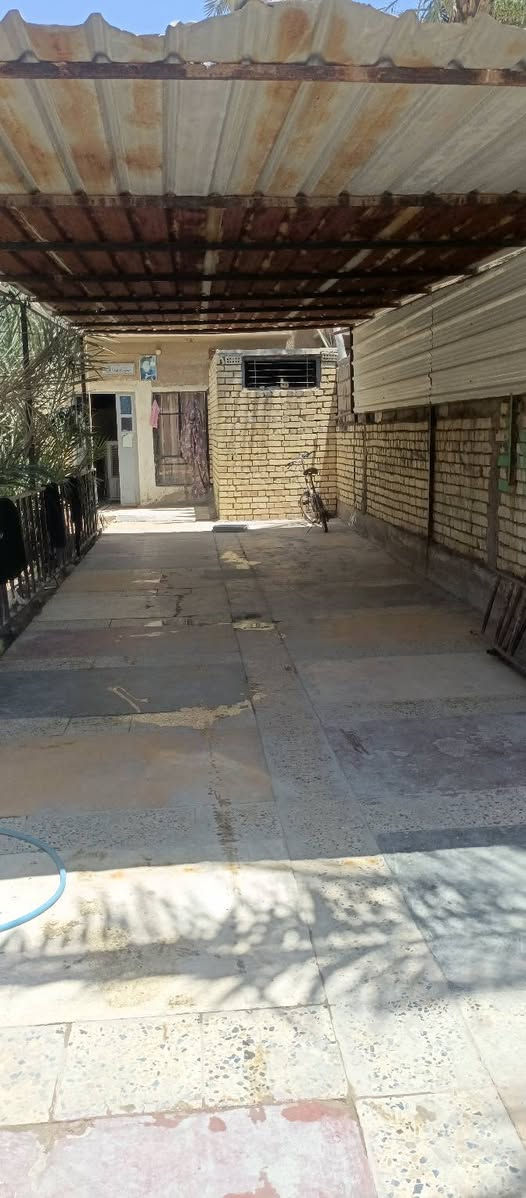 سلام عليكم بيت للبيع الامين الثانيه خلف السده مساحه 270متر وجه 9500متر
ونزال 29 
يتكون من 2غرف نوم مساحتهن جبيره واستقبال وهول وخدمات البيت يحتاجله ترميم بسيط للاستقبال  والهول فقط 
*********** 
***********
متوفر واتساب للاستفسار
