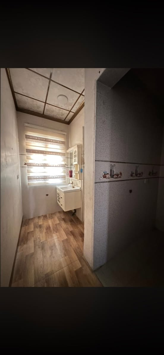 بيت للايجار 175 الف قفل العنوان رابرين خلف سكلة خورشيد اخر فرع مع خط مولد كامل

متكون من غرفة نوم وستقبال وهول ومطبخ ومجمع صحيات كامل مساحة 160 متر 

البيت بي بير ارتوازي 40 متر يعني انسه الماي

و 4 بنكات سقفية وسبلت كونديشن للاستقبال

للتواصل ***********
